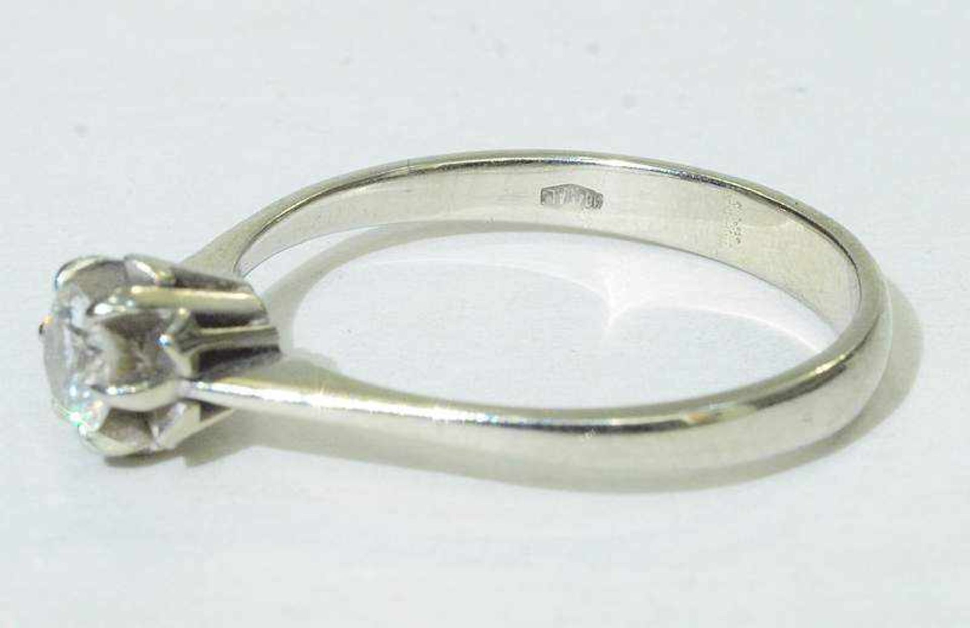 Damenring Damenring, 750er Weißgold, besetzt mit einem Brillanten von ca. 0,35 ct. I/si., - Bild 3 aus 4