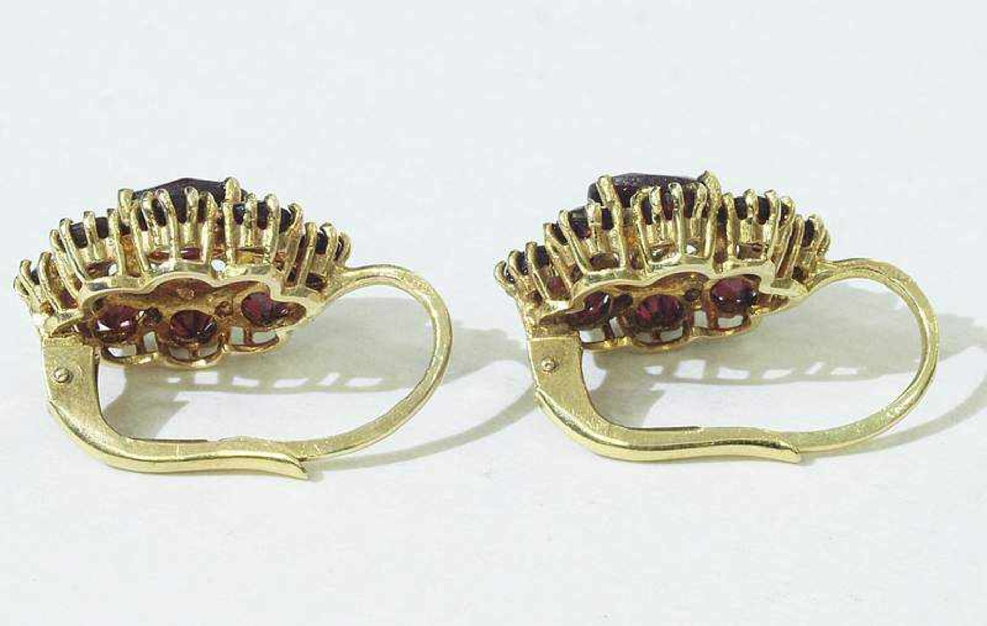 Paar Ohrhänger. Paar Ohrhänger. 333er Gelbgold, besetzt mit echten Granaten, ca. 5,5 Gramm, Höhe 2,2 - Bild 4 aus 5