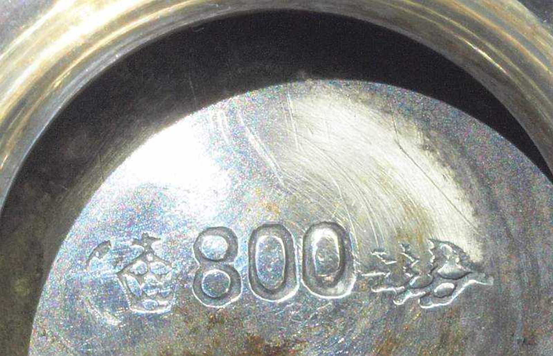 Eleganter Gewürzstreuer. Eleganter Gewürzstreuer. Deutsch, 800er Silber. Über rundem, profiliertem - Bild 3 aus 3