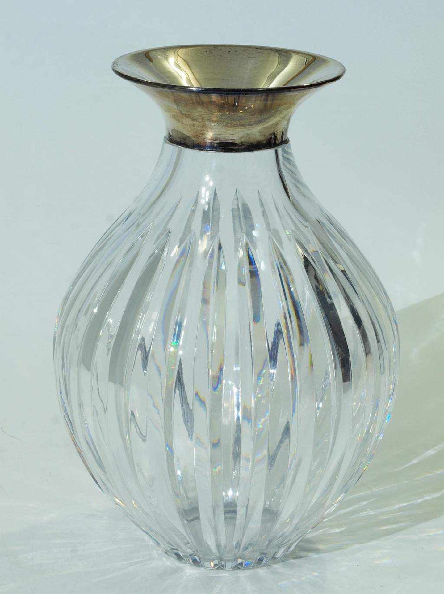 Vase. Vase. Farbloses Klarglas, bauchiger Korpus vertikal kannelliert, polierter Abriss, schmaler - Bild 2 aus 3