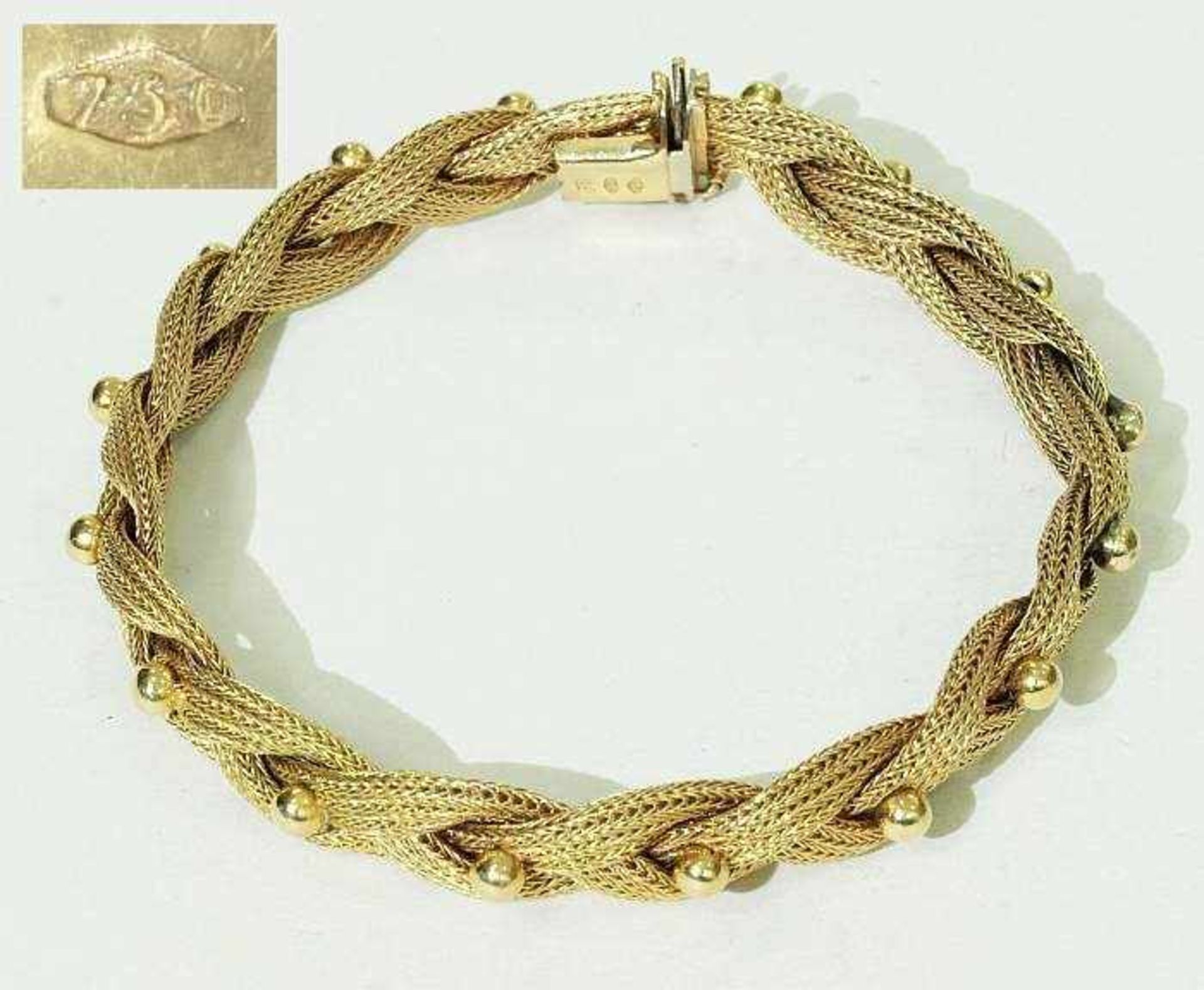 Geflochtenes Armband mit Kugeln. Geflochtenes Armband mit Kugeln. 750er Gelbgold. Kastenverschluß