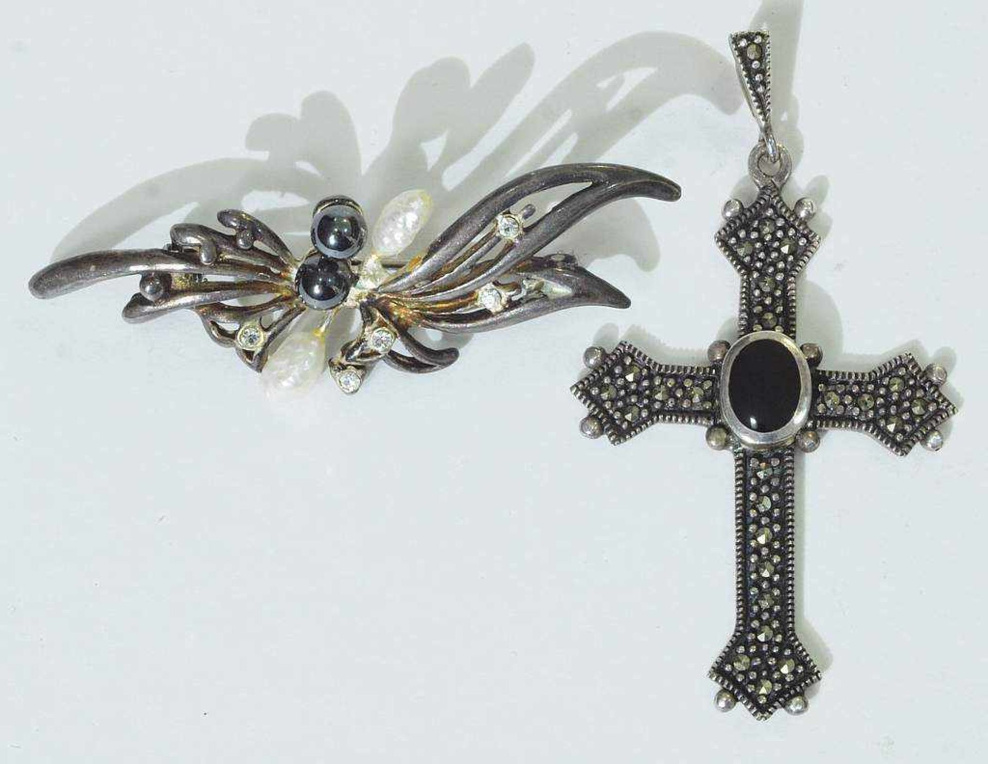 Brosche und Kreuz-Anhänger. Brosche und Kreuz-Anhänger. 925er Sterlingsilber. Kreuz besetzt mit - Bild 2 aus 4