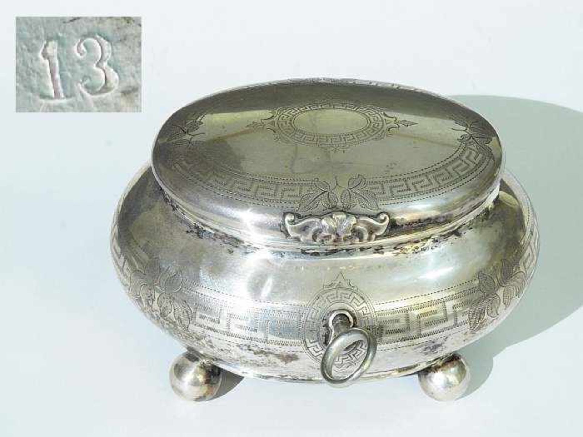 Zuckerdose. Zuckerdose, 19. Jahrhundert. Wien, 13lötiges Silber, Punzen ungedeutet. Dose auf