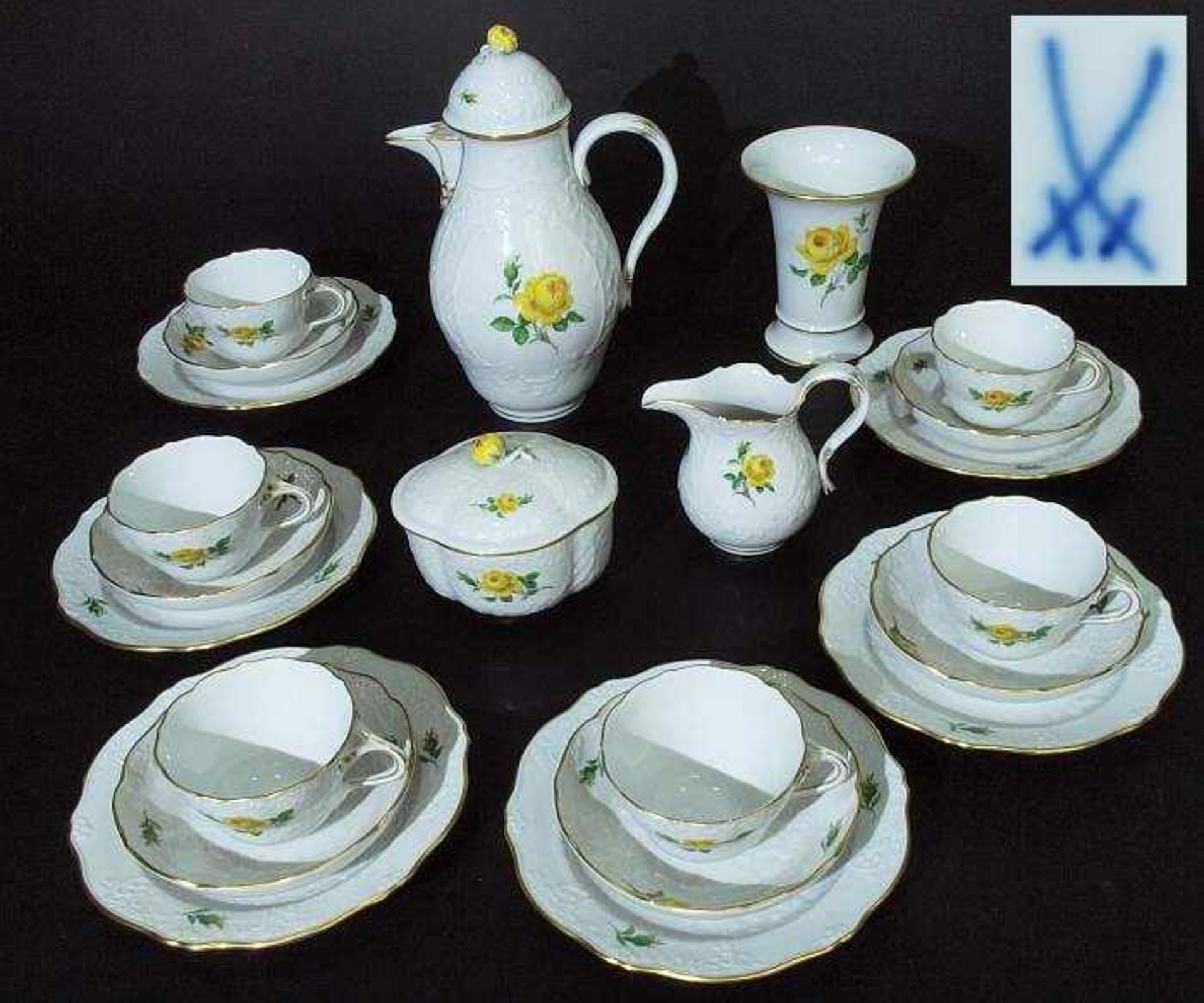 Kaffeeservice für 6 Personen. Vase. Kaffeeservice für 6 Personen. MEISSEN 1980, 1. Wahl. Reliefdekor