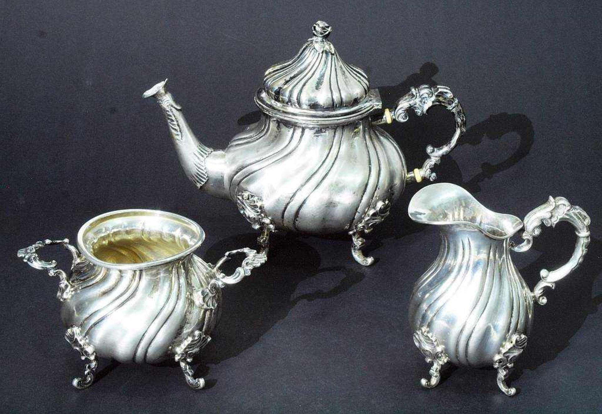 Teeservice. Teeservice, 3tlg., bestehend aus Teekanne, Milch und Zucker. Georg ROTH & Co., Hanau, ( - Bild 2 aus 5
