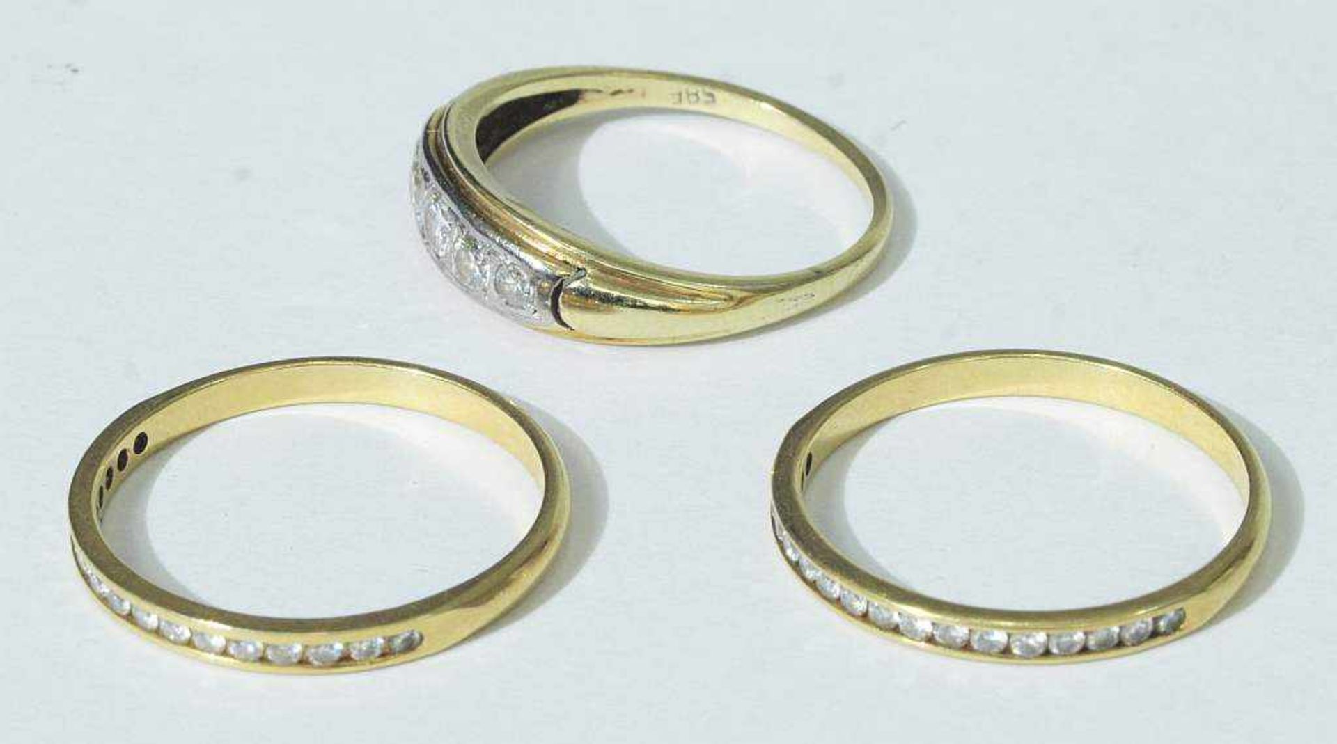 Dreier Satz Ringe. Dreier Satz Ringe. Im einzelnen: zwei Halb-Memoireringe, 750er Gelbgold, - Bild 3 aus 4