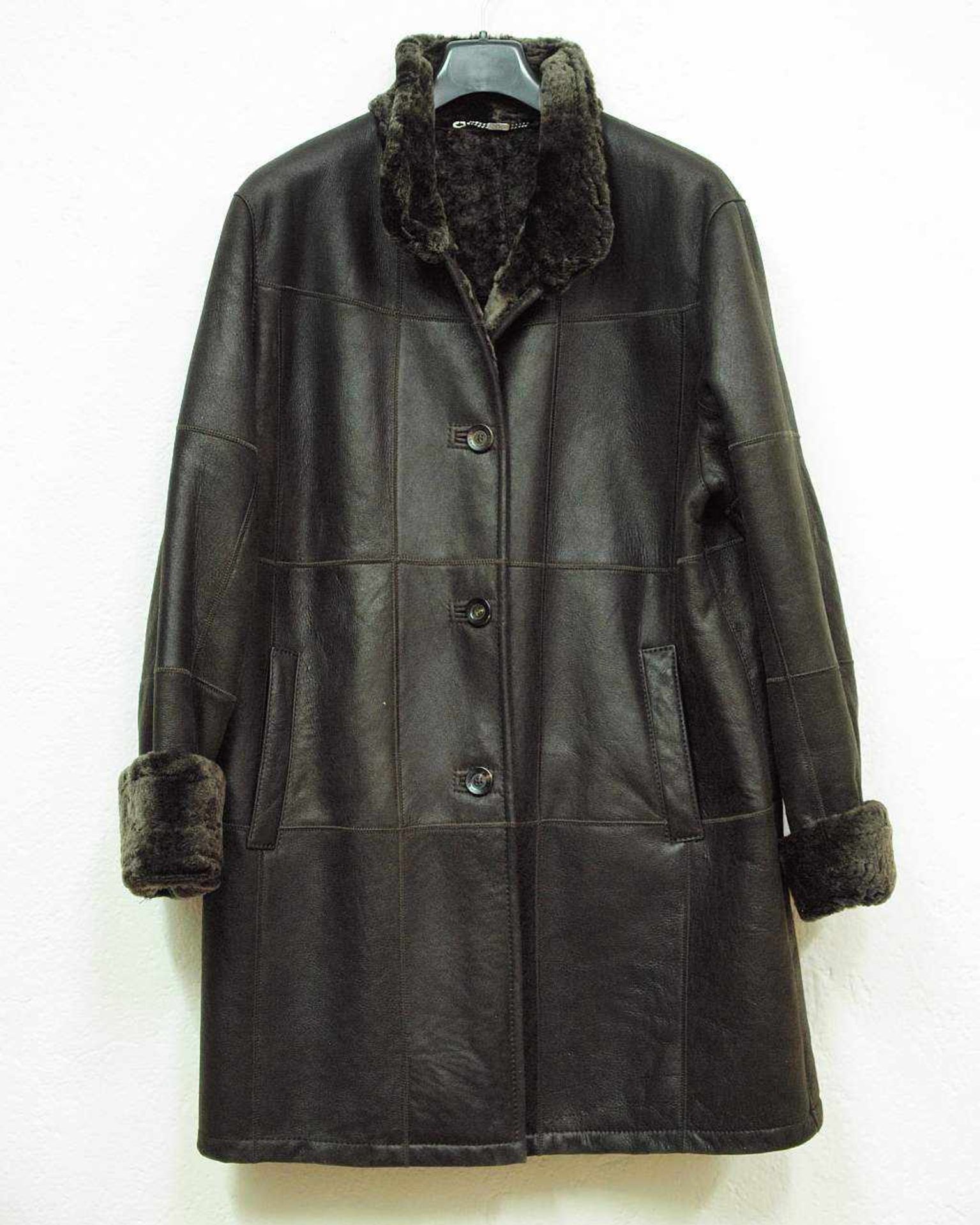 Damen-Lammfelljacke. Damen-Lammfelljacke. Hersteller CHRIST. Farbe braun. Länge 90 cm, untere - Bild 2 aus 4