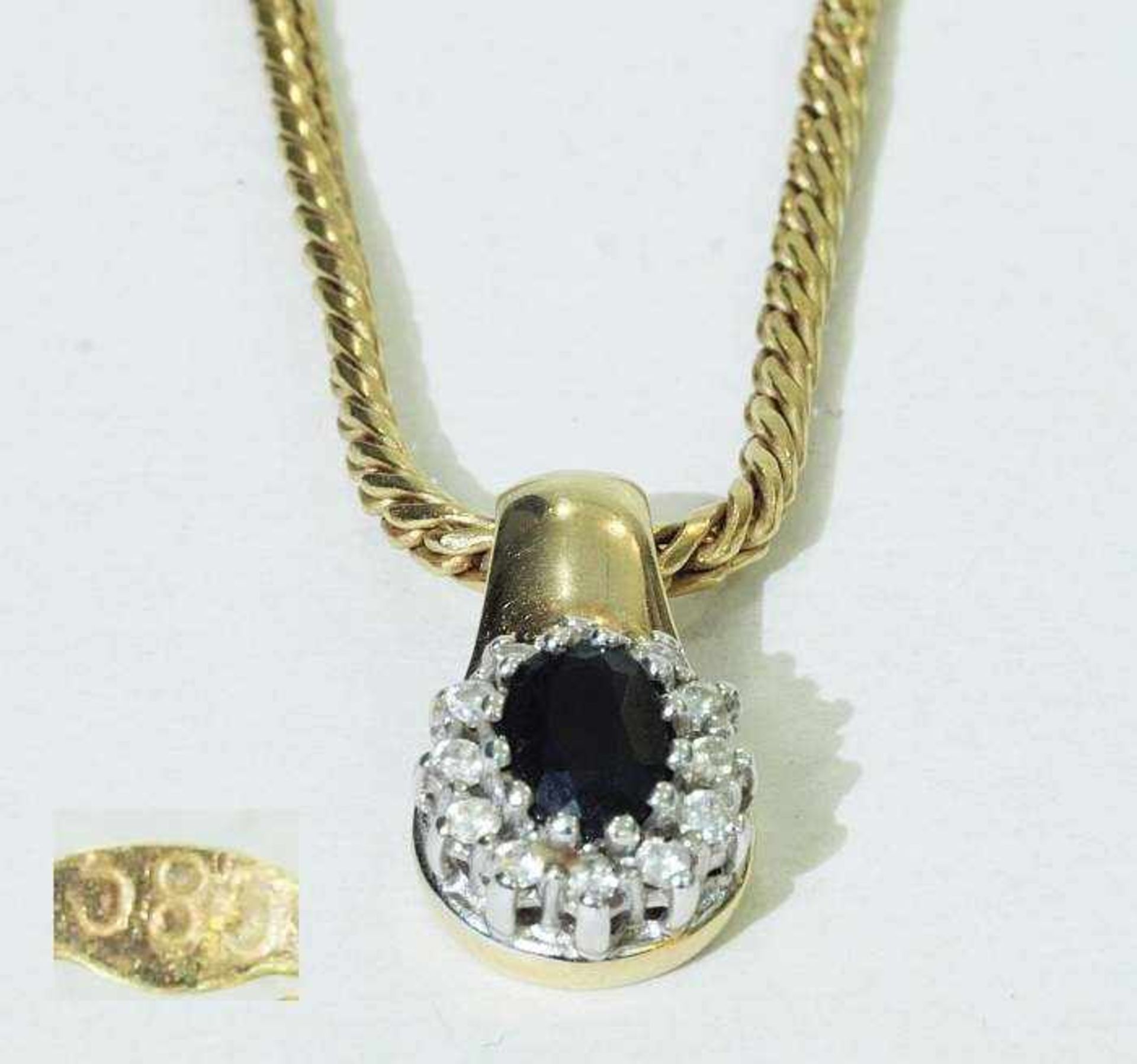 Kette mit Anhänger. Kette mit Anhänger. 585er Gelbgold. Anhänger mit zwölf Diamanten besetzt von ca.