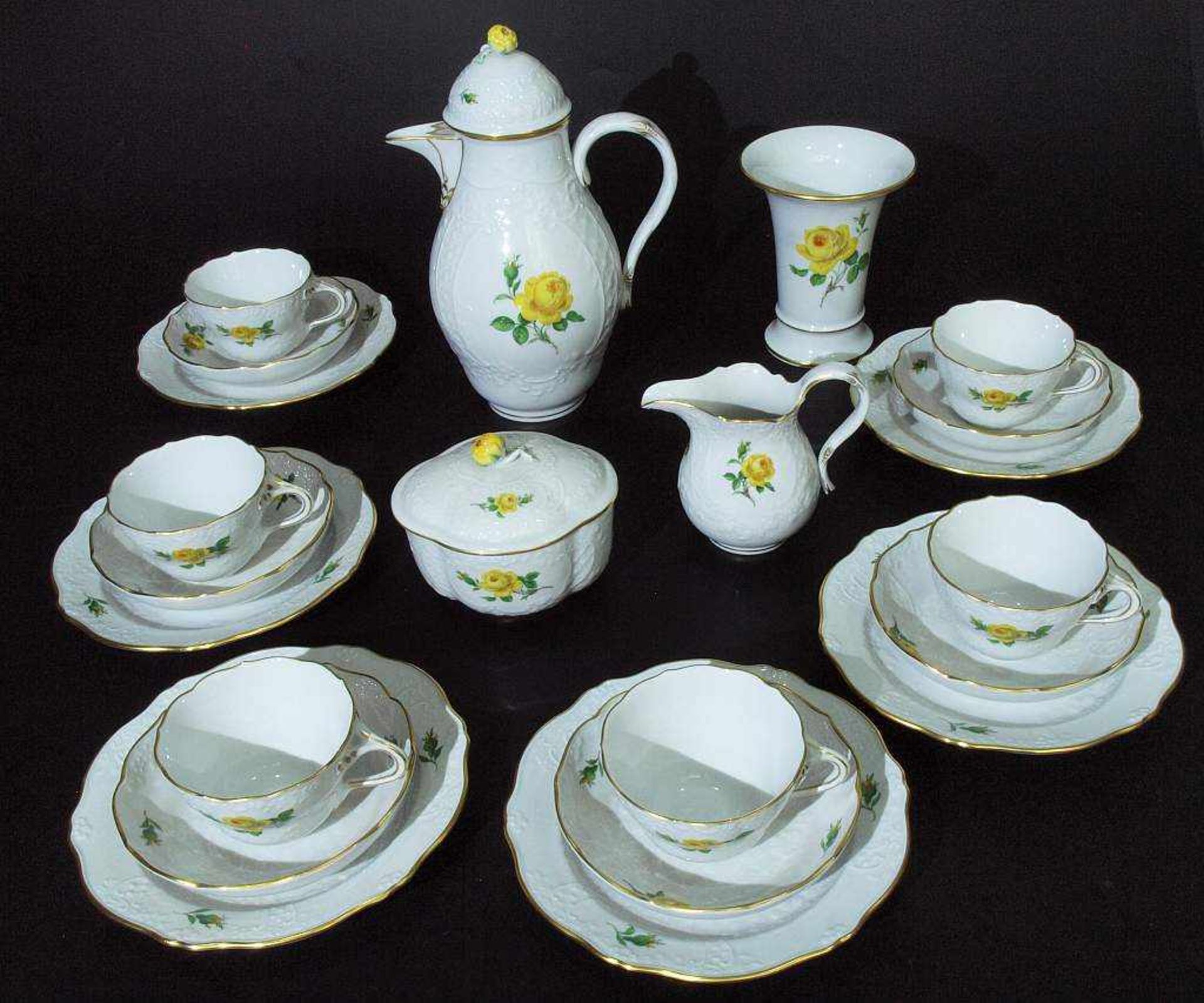 Kaffeeservice für 6 Personen. Vase. Kaffeeservice für 6 Personen. MEISSEN 1980, 1. Wahl. Reliefdekor - Bild 2 aus 5