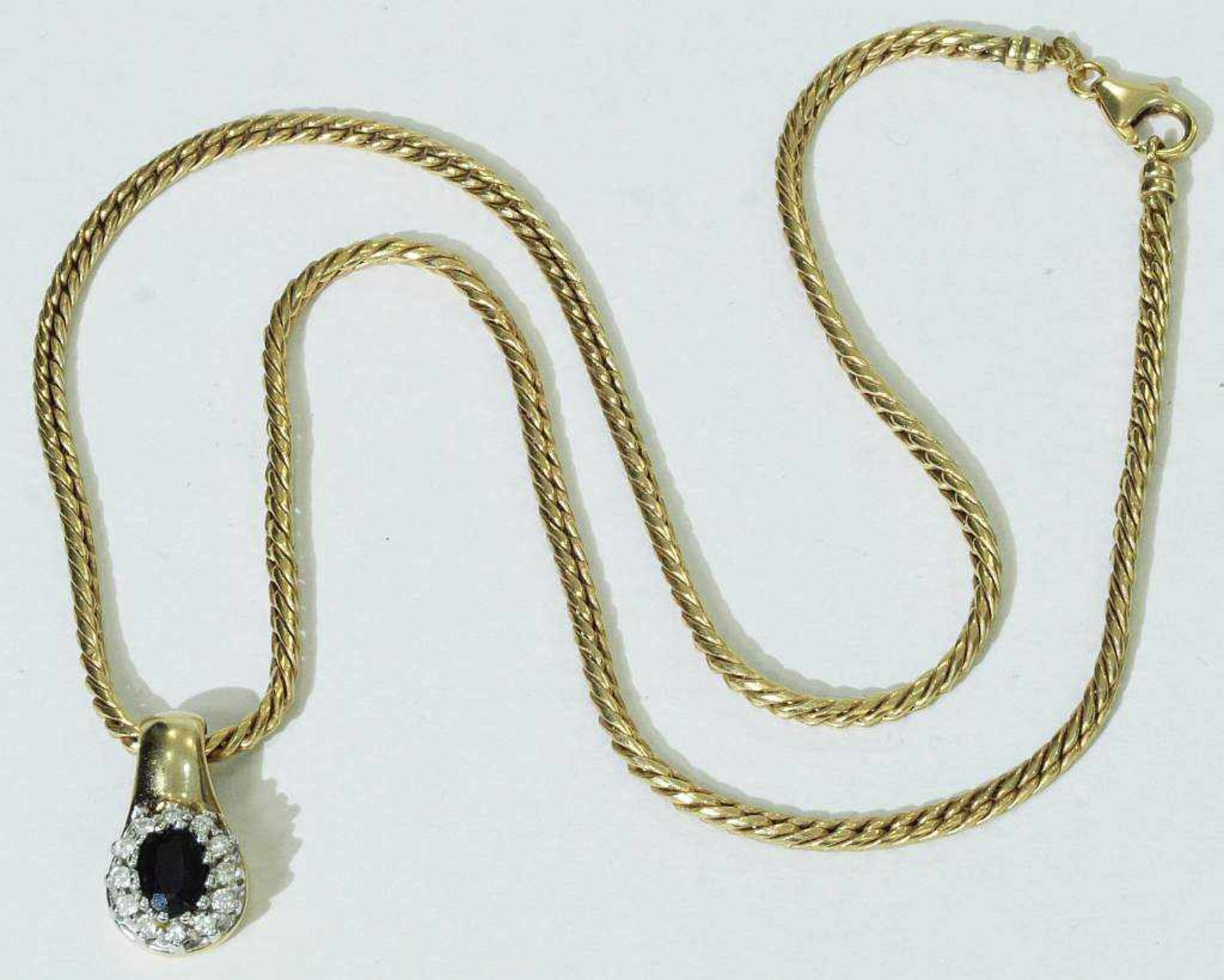 Kette mit Anhänger. Kette mit Anhänger. 585er Gelbgold. Anhänger mit zwölf Diamanten besetzt von ca. - Bild 3 aus 4