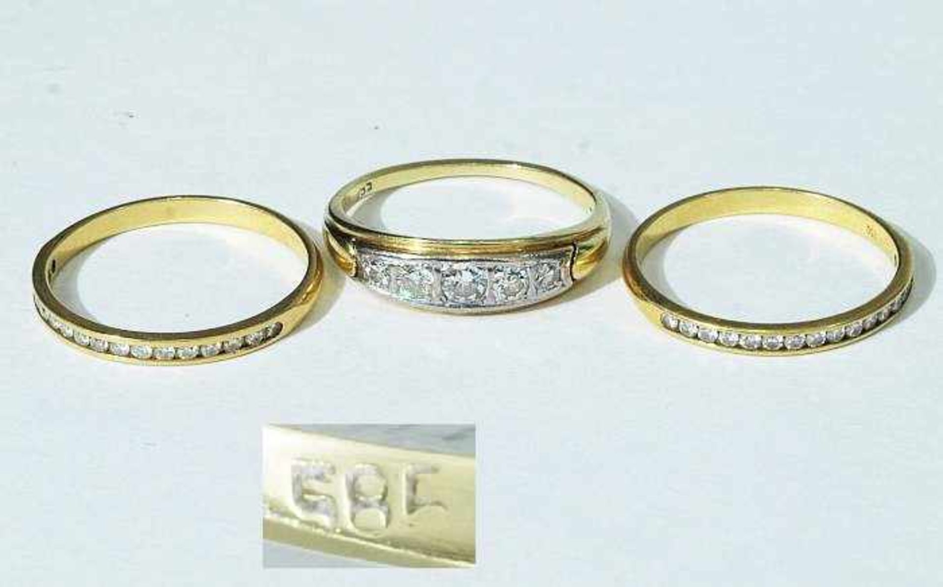 Dreier Satz Ringe. Dreier Satz Ringe. Im einzelnen: zwei Halb-Memoireringe, 750er Gelbgold,