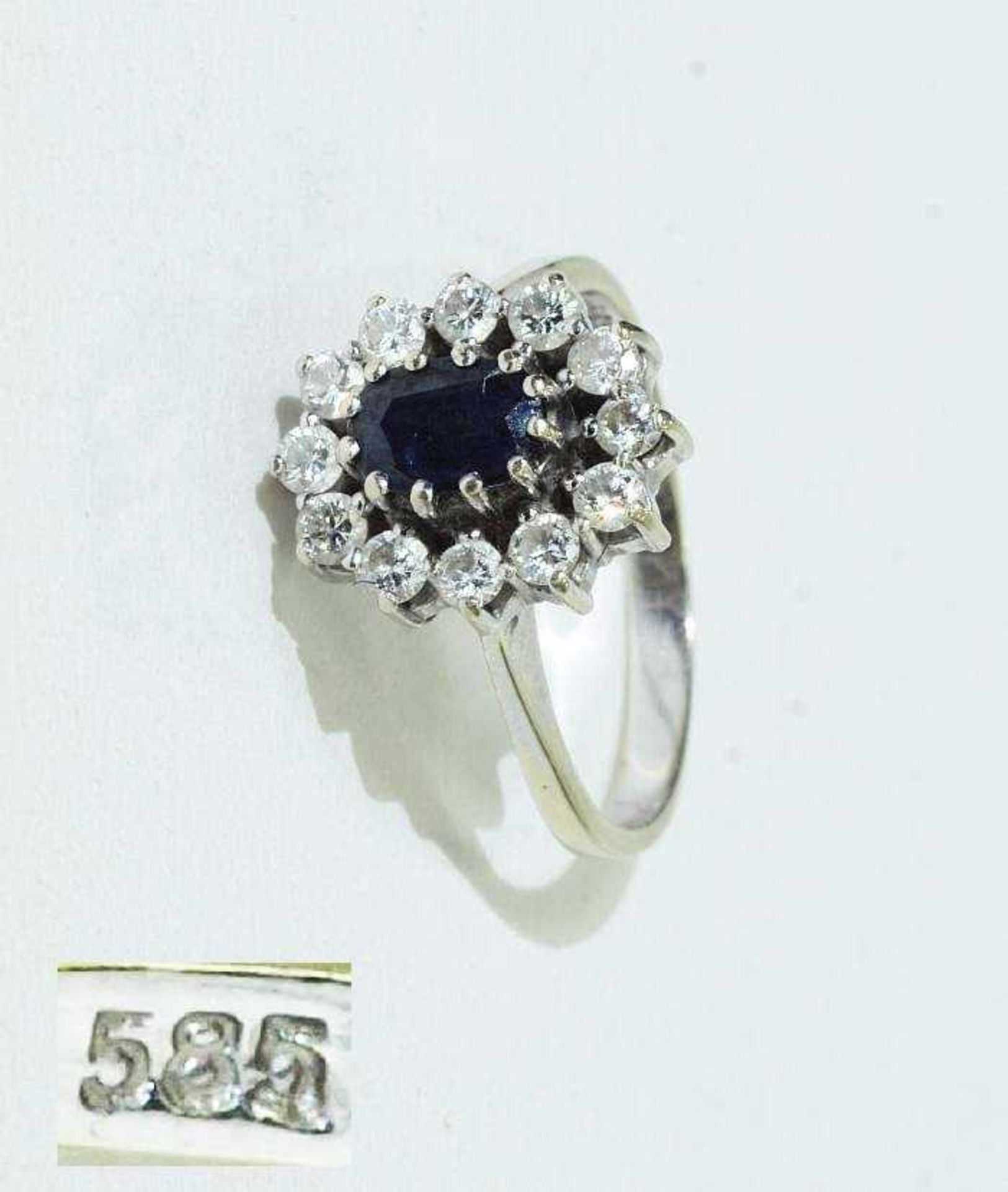 Saphir-Brillant-Ring. Saphir-Brillant-Ring. 585er Weißgold. Mittig Saphir umgeben von 12