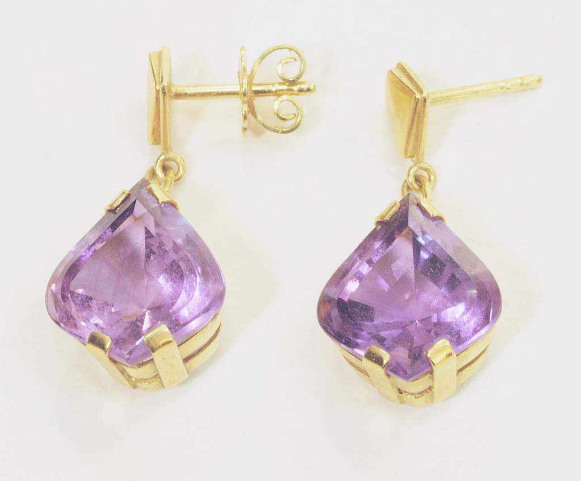 Paar Ohrstecker. Paar Ohrstecker, 750er Gelbgold, besetzt mit je einem Amethyst. Höhe 2,7 cm, ca. - Bild 2 aus 4