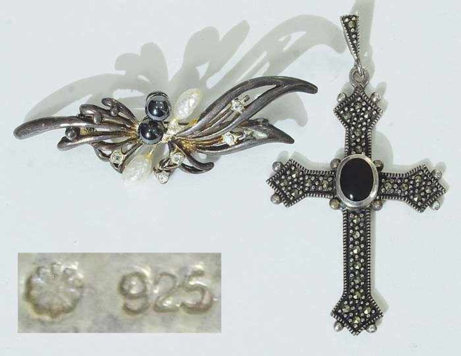 Brosche und Kreuz-Anhänger. Brosche und Kreuz-Anhänger. 925er Sterlingsilber. Kreuz besetzt mit