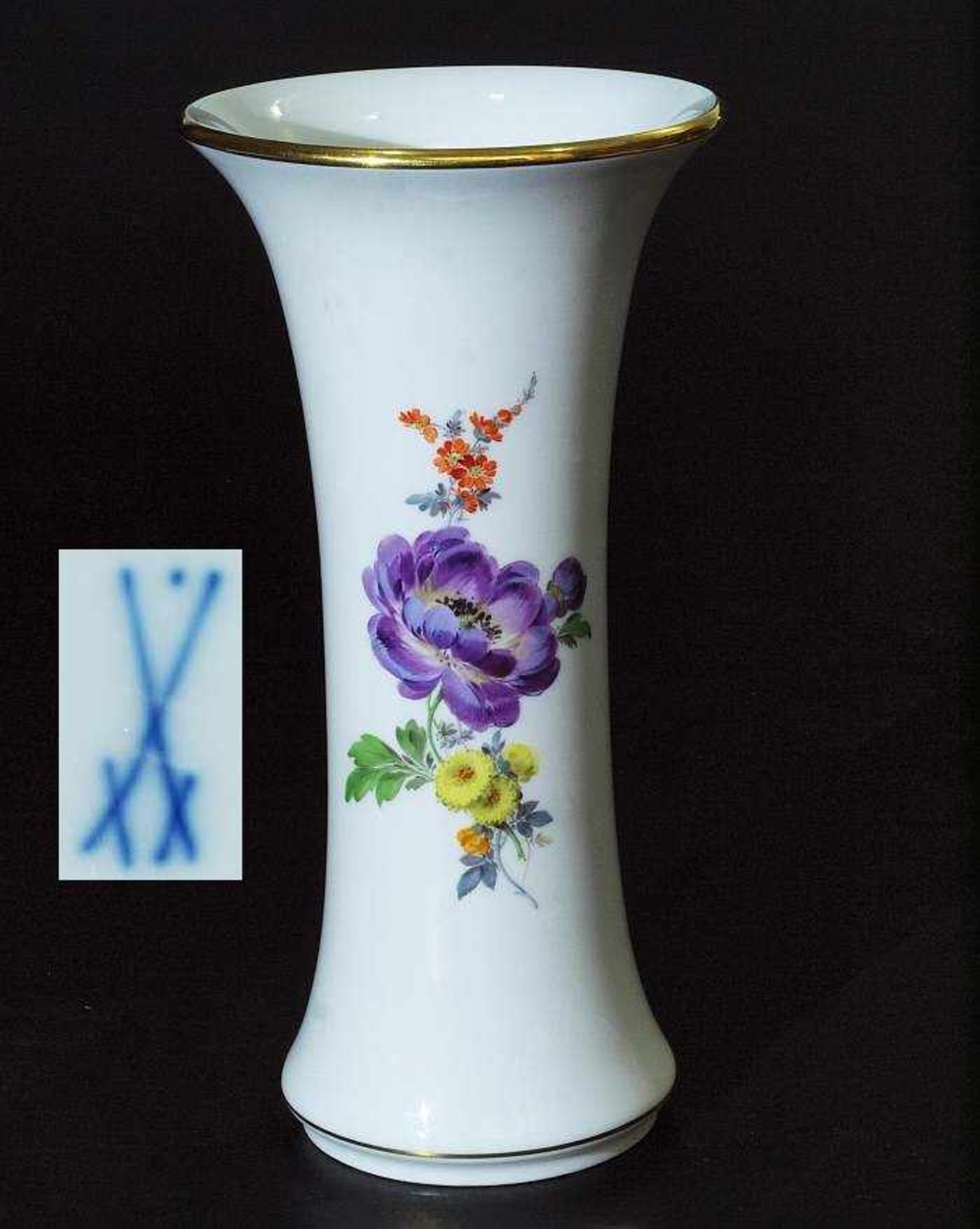 Stangenvase. Stangenvase. MEISSEN 1924 -1934. Hohe, schlanke konkav geschweifte Form, beidseits