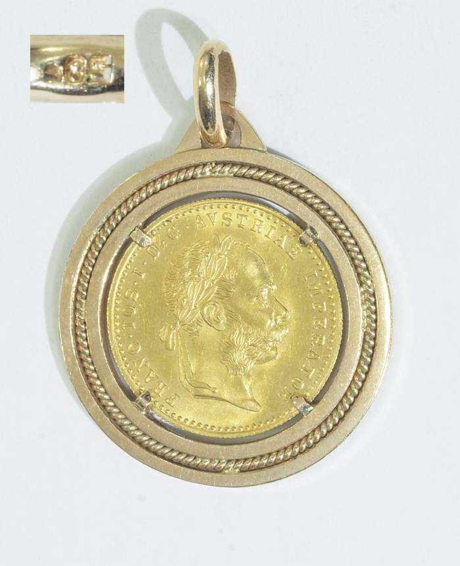 Gefaßte Goldmünze Gefaßte Goldmünze. Fassung 585er Gelbgold, Münze Dukat (986er Gelbgold, offizielle