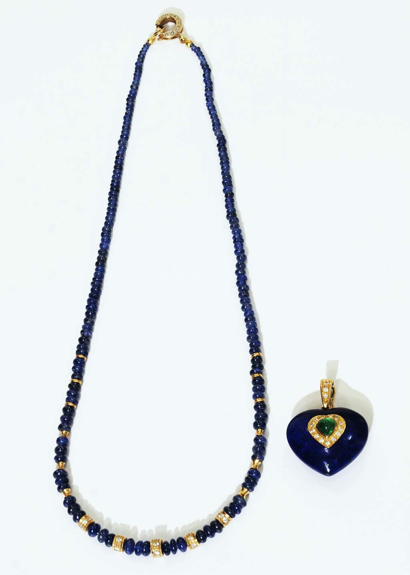 Lapis-Lazuli-Herz. Kette. Lapis-Lazuli-Herz, mittig Herzmotiv mit Smaragd, ausgefaßt mit kleinen - Bild 4 aus 7