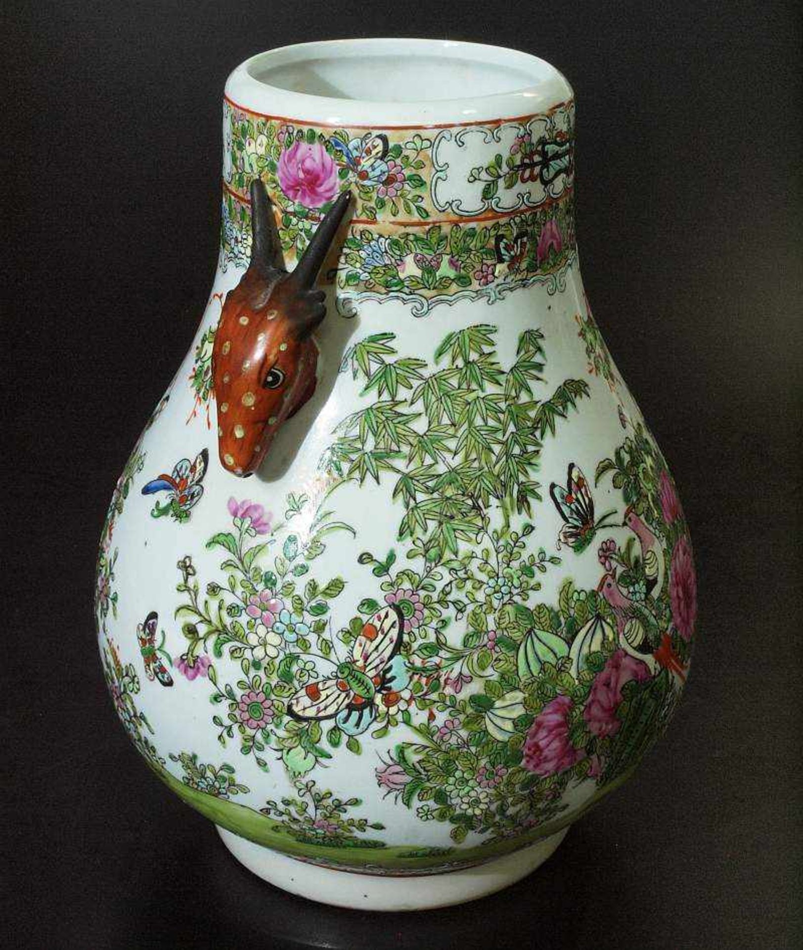 Vase mit Antilopenköpfen. Vase mit Antilopenköpfen. Anfang 20. Jahrhundert. Porzellan, bemalt in den - Bild 4 aus 5