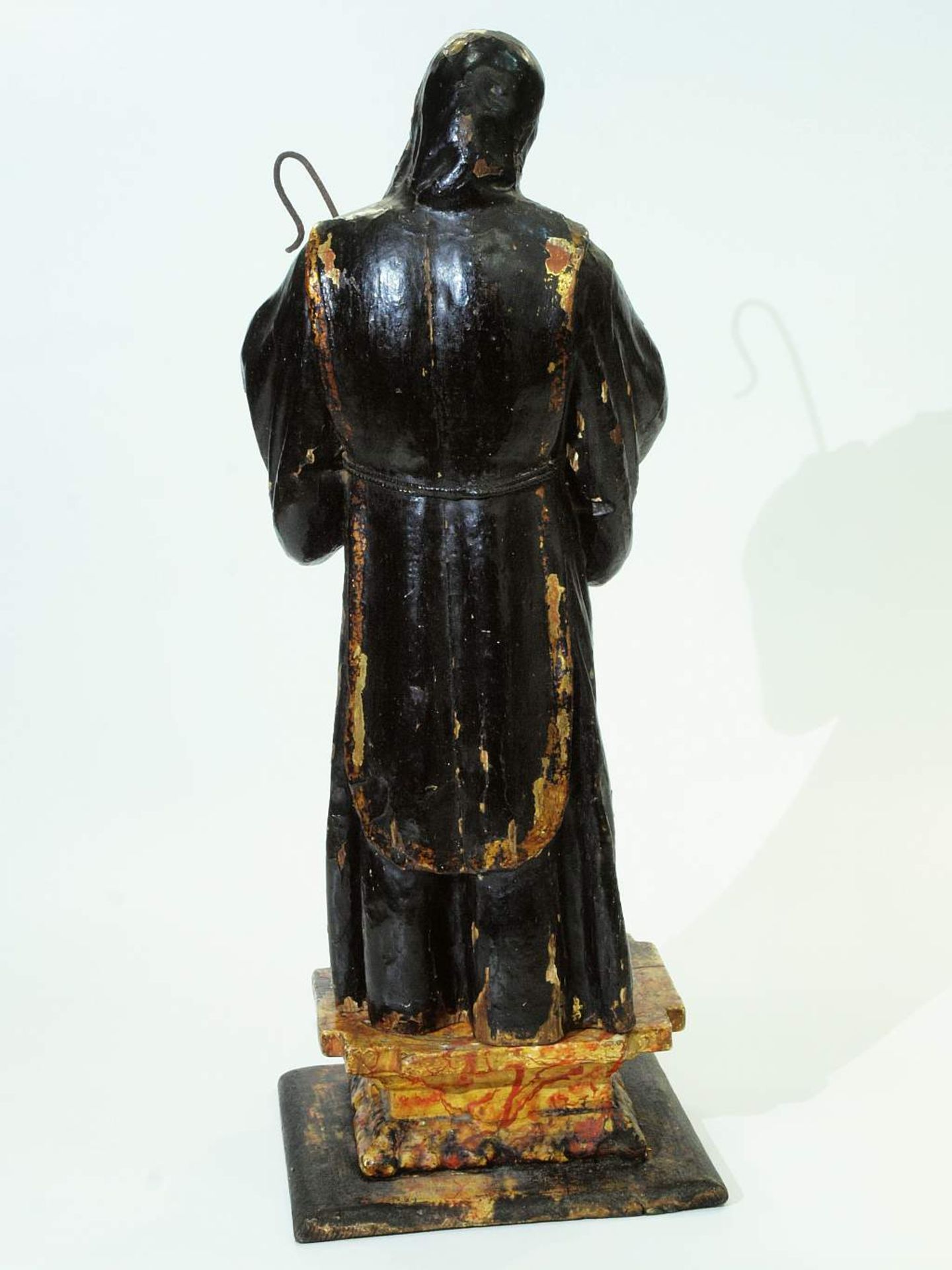 Stehender Mönch. Stehender Mönch. 19. Jahrhundert. Wohl Italien. Holz, Reste einer Vergoldung, - Bild 4 aus 6