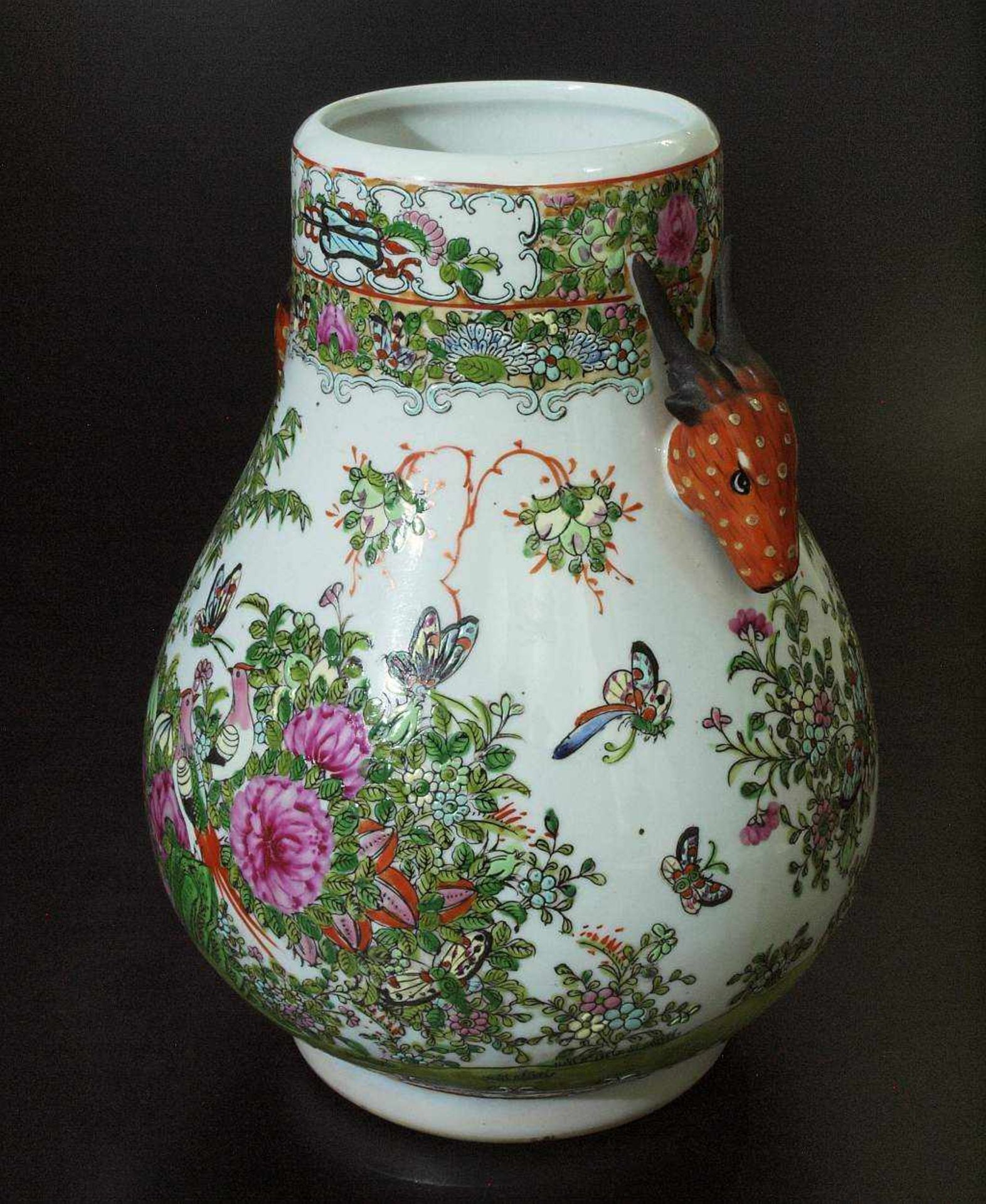 Vase mit Antilopenköpfen. Vase mit Antilopenköpfen. Anfang 20. Jahrhundert. Porzellan, bemalt in den - Bild 5 aus 5