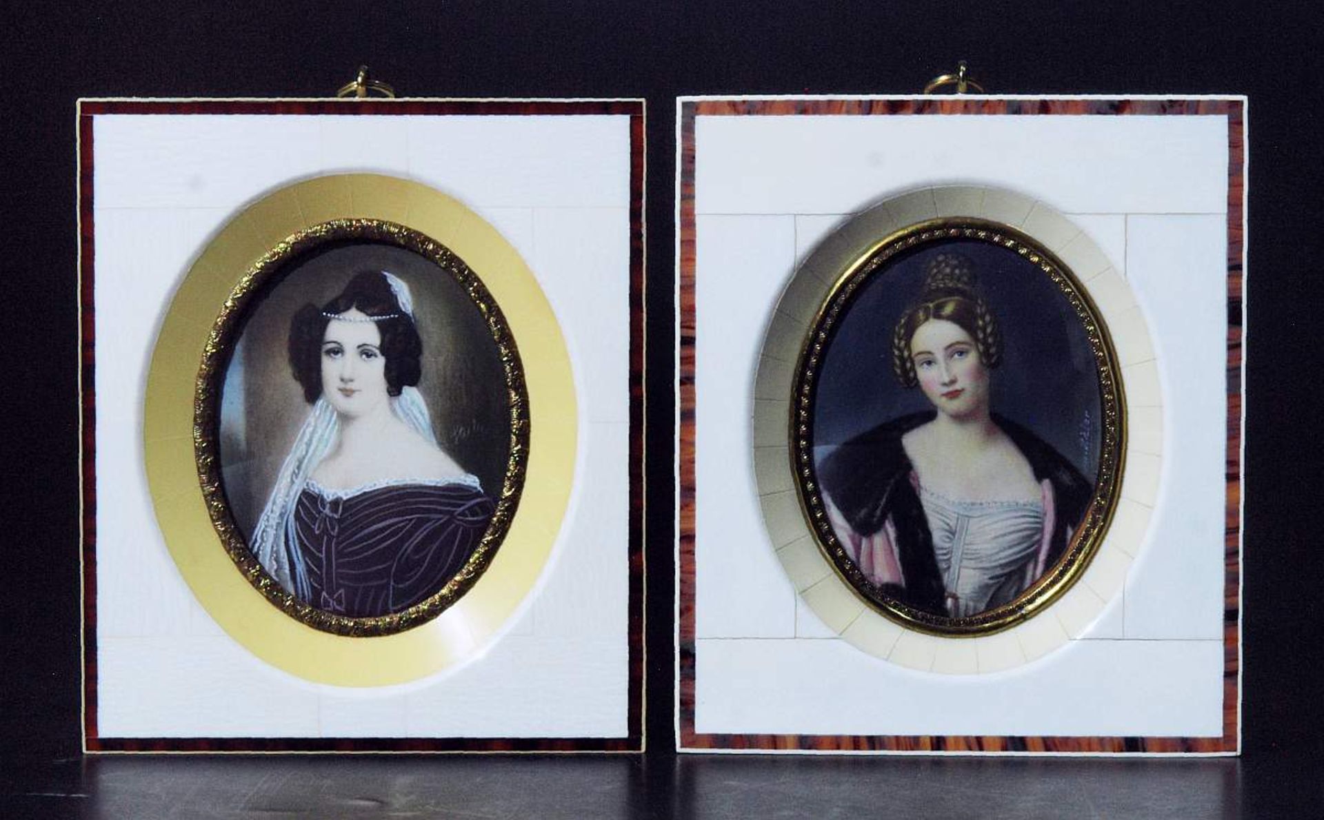 Zwei Elfenbeinminiaturen. Zwei Elfenbeinminiaturen. 1) Caroline Gräfin Holnstein, 1815 - 1859, - Bild 2 aus 3