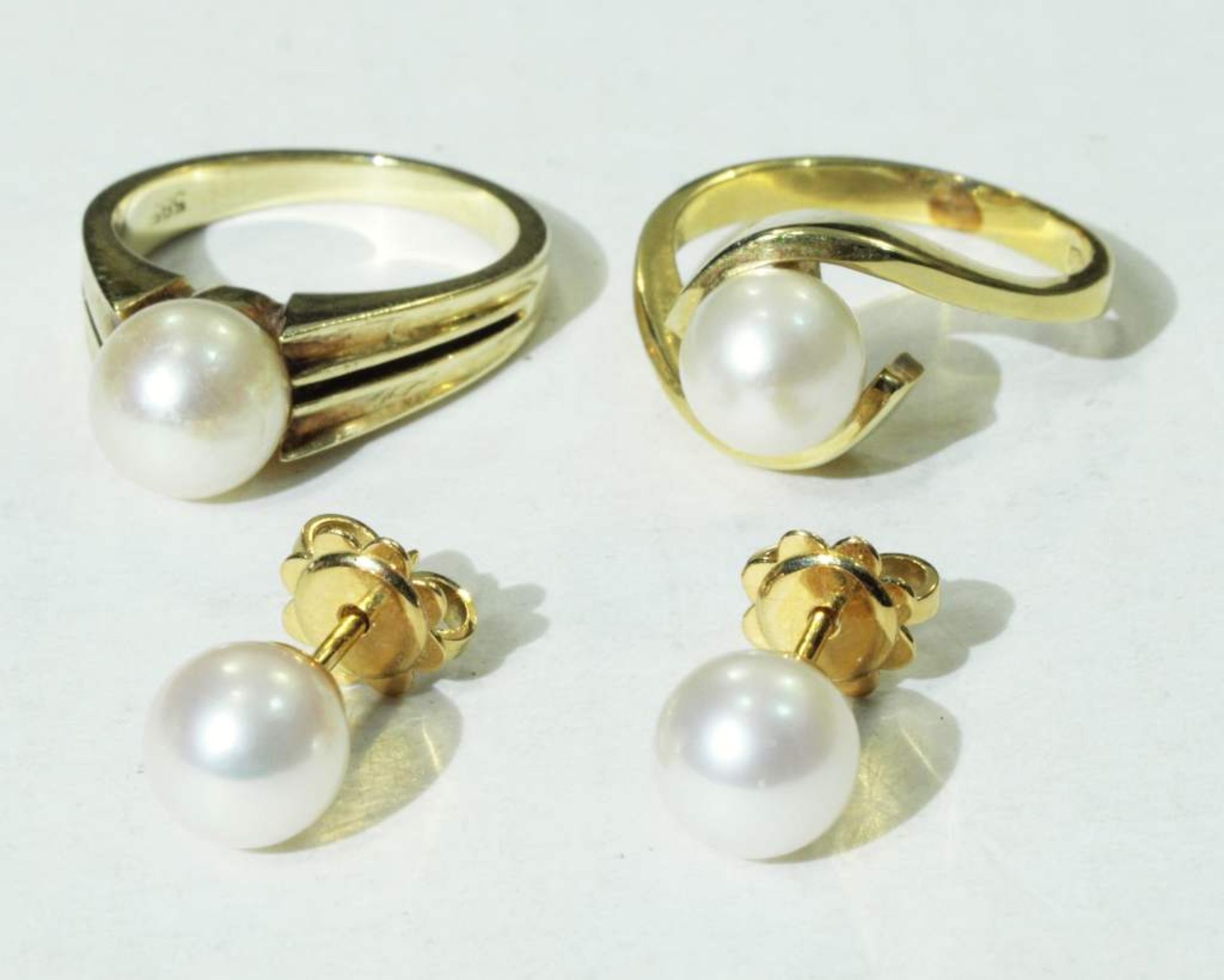 Zwei Ringe und ein Paar Ohrstecker mit weißen Akoja-Perlen. Zwei Ringe und ein Paar Ohrstecker mit - Bild 2 aus 4