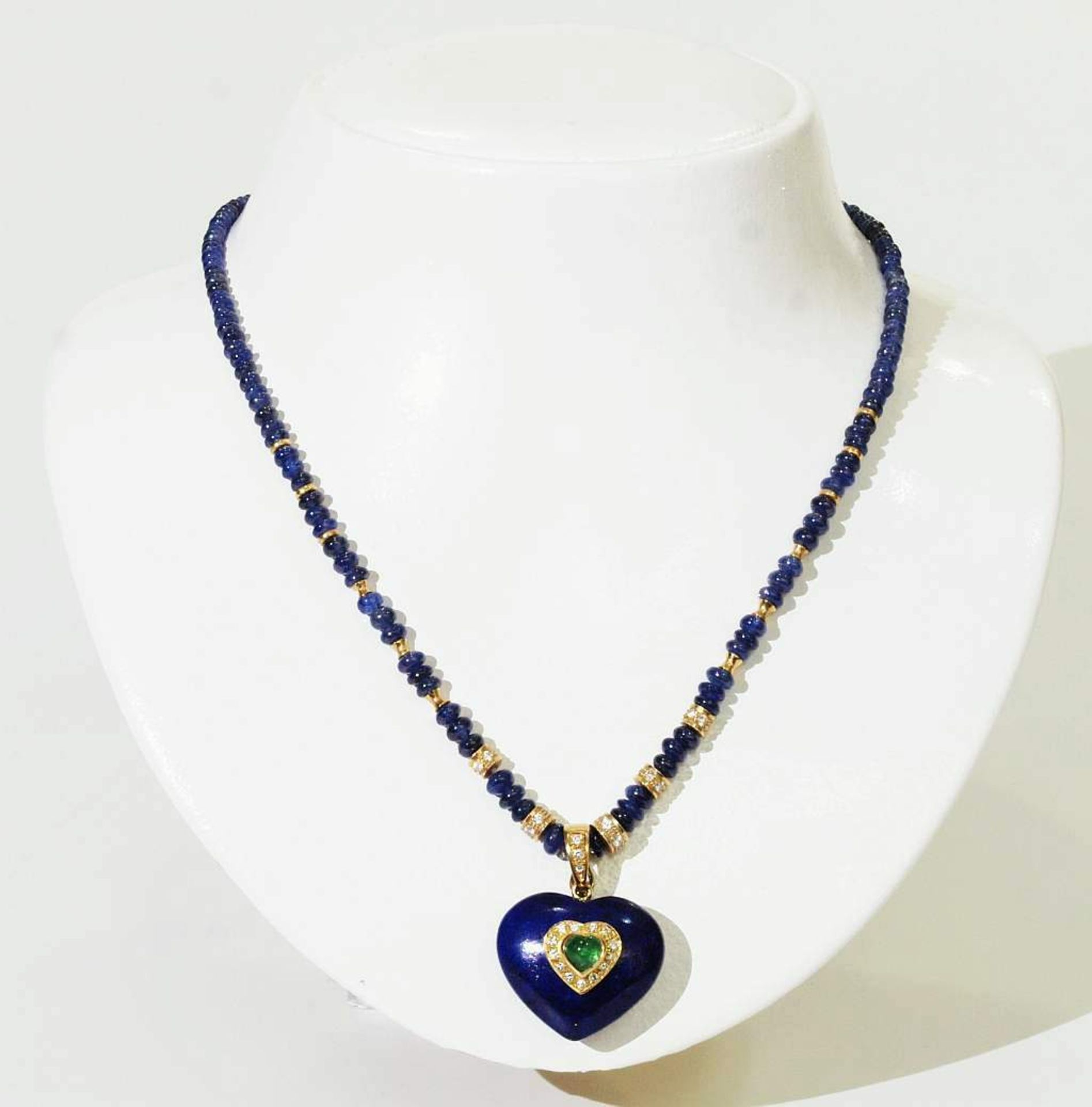 Lapis-Lazuli-Herz. Kette. Lapis-Lazuli-Herz, mittig Herzmotiv mit Smaragd, ausgefaßt mit kleinen - Bild 6 aus 7