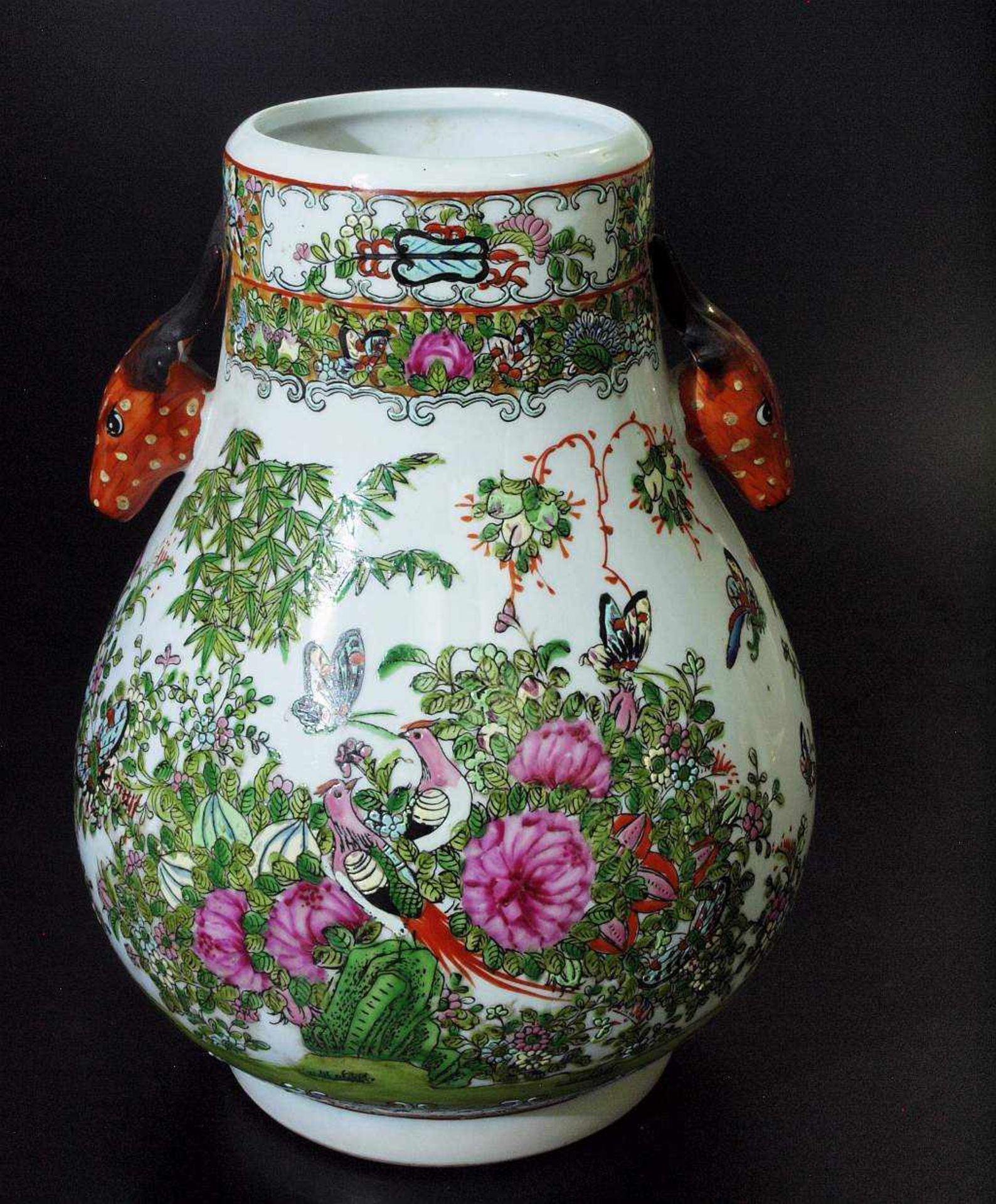 Vase mit Antilopenköpfen. Vase mit Antilopenköpfen. Anfang 20. Jahrhundert. Porzellan, bemalt in den - Bild 2 aus 5