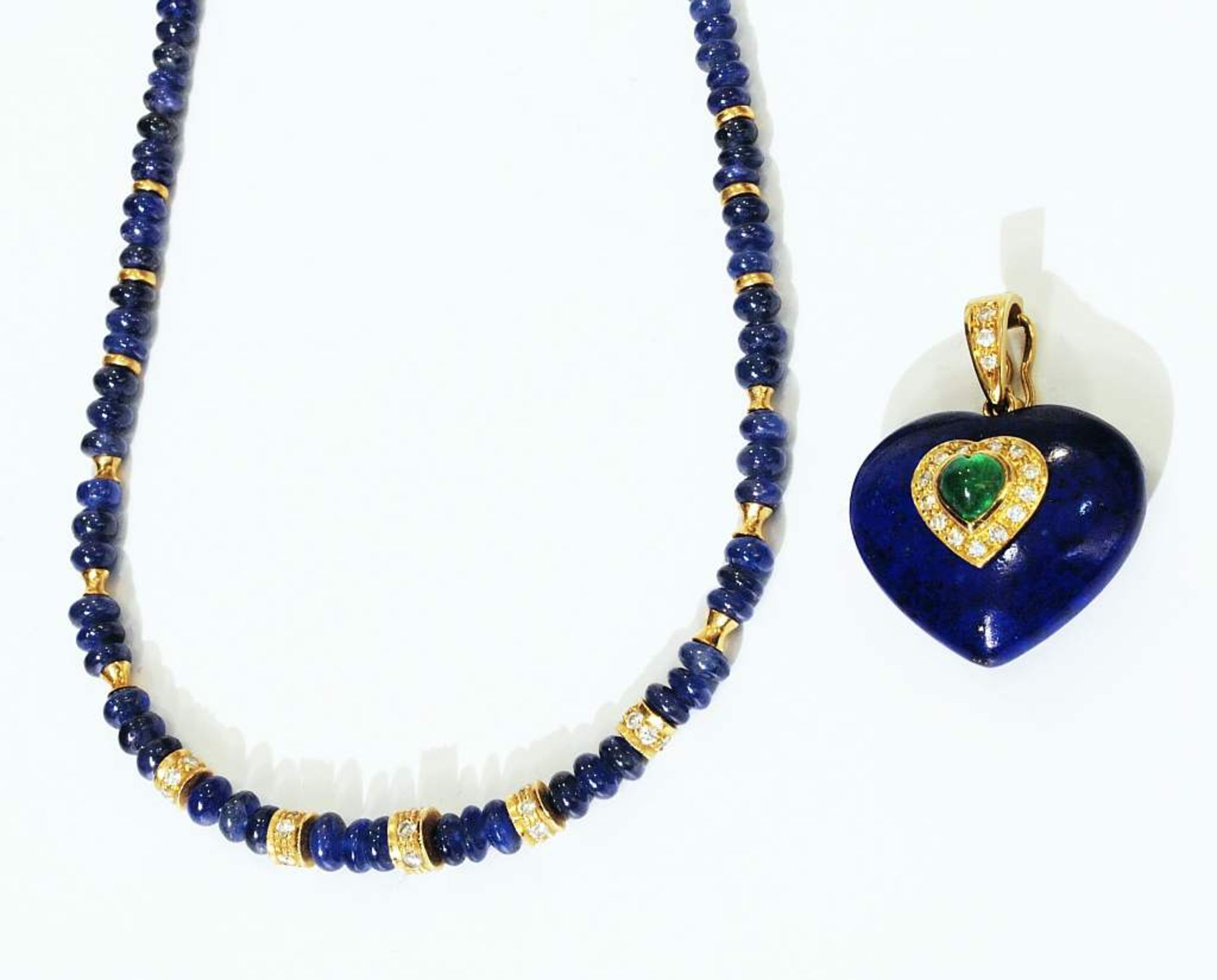 Lapis-Lazuli-Herz. Kette. Lapis-Lazuli-Herz, mittig Herzmotiv mit Smaragd, ausgefaßt mit kleinen - Bild 3 aus 7