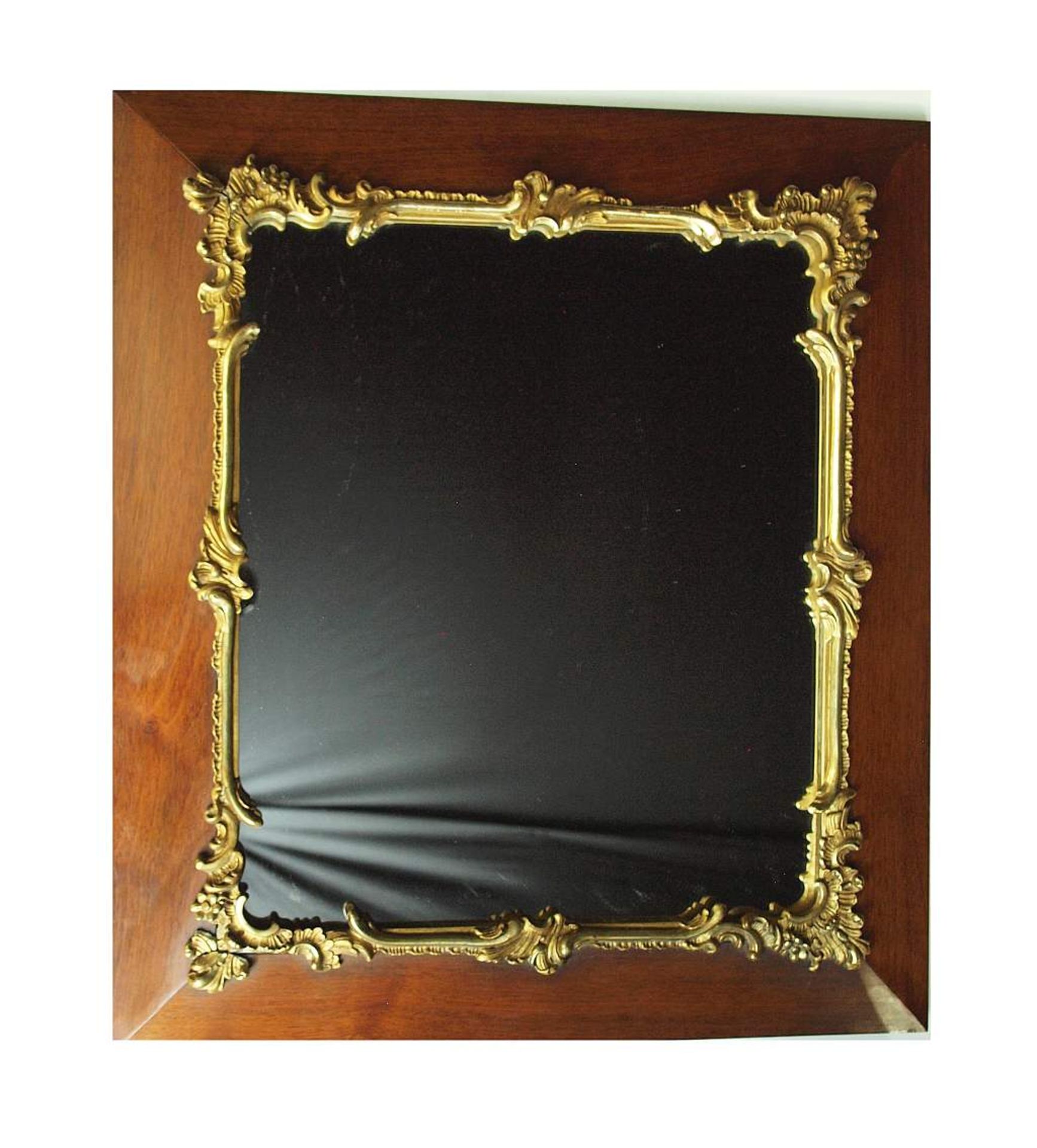 Wandspiegel. Wandspiegel. Spiegel ohne Facettenschliff, breiter Rahmen mit Rocaillen-Stuckdekor. - Bild 2 aus 3
