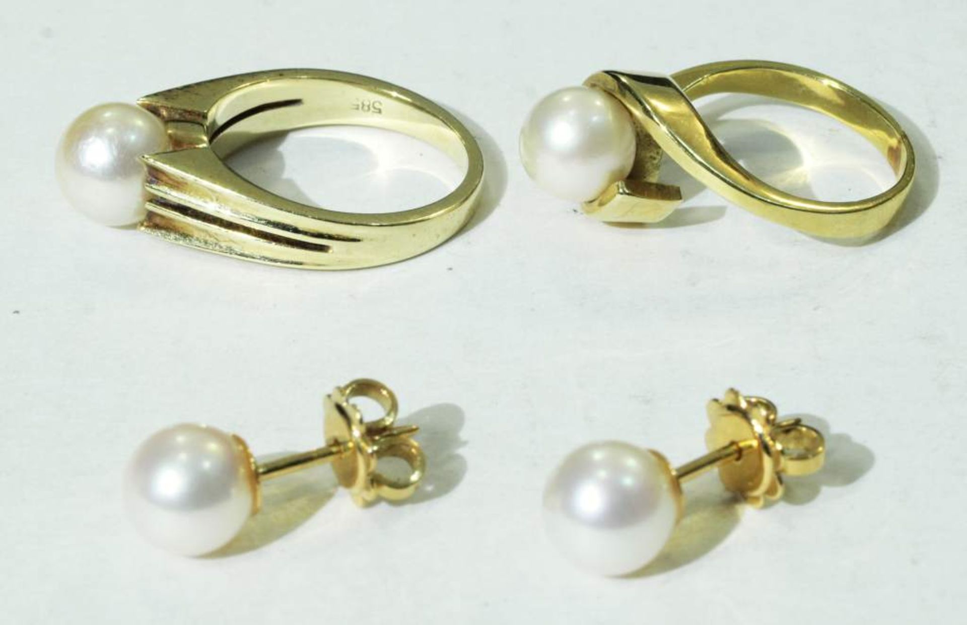 Zwei Ringe und ein Paar Ohrstecker mit weißen Akoja-Perlen. Zwei Ringe und ein Paar Ohrstecker mit - Bild 3 aus 4