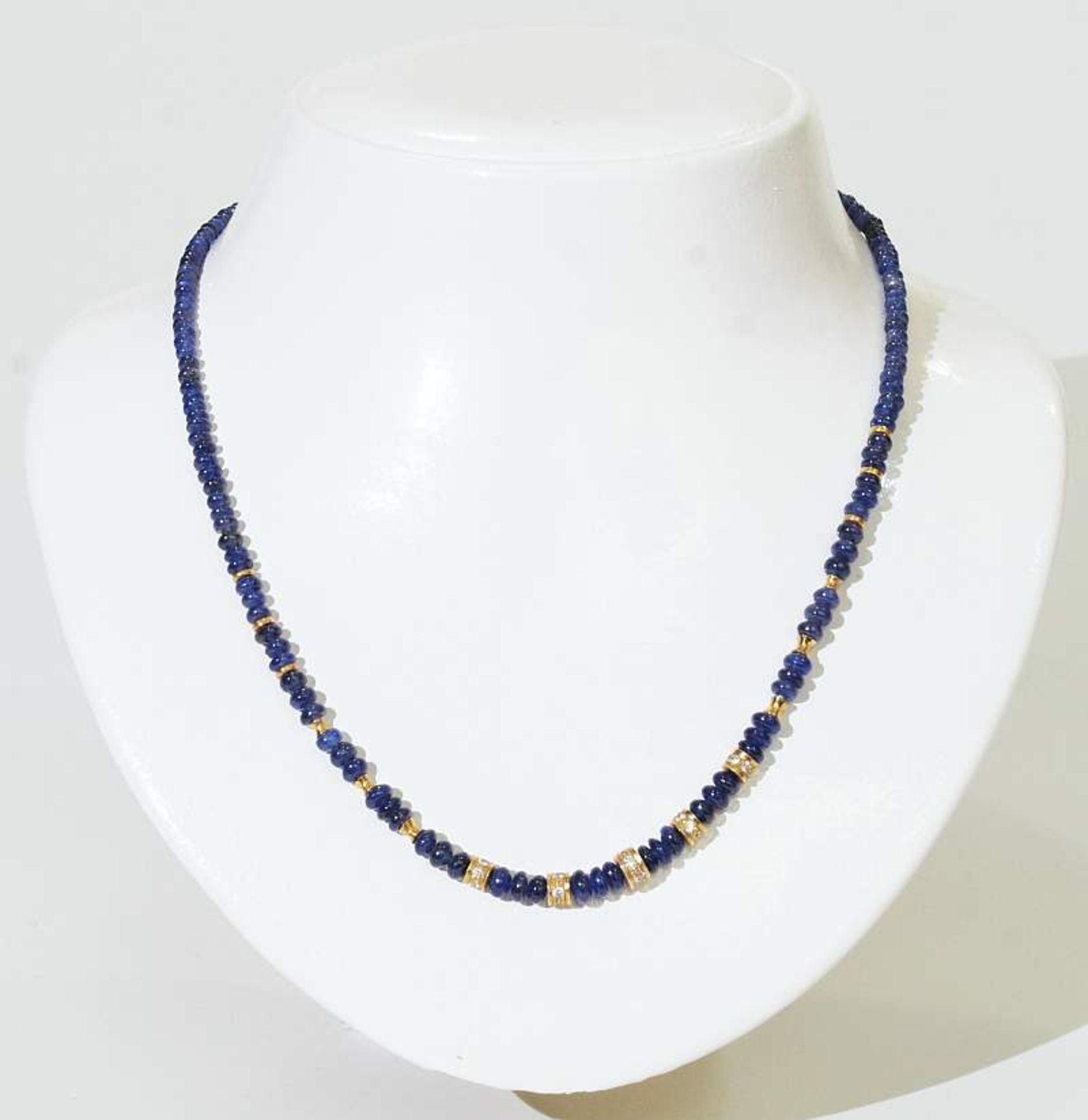 Lapis-Lazuli-Herz. Kette. Lapis-Lazuli-Herz, mittig Herzmotiv mit Smaragd, ausgefaßt mit kleinen - Bild 7 aus 7