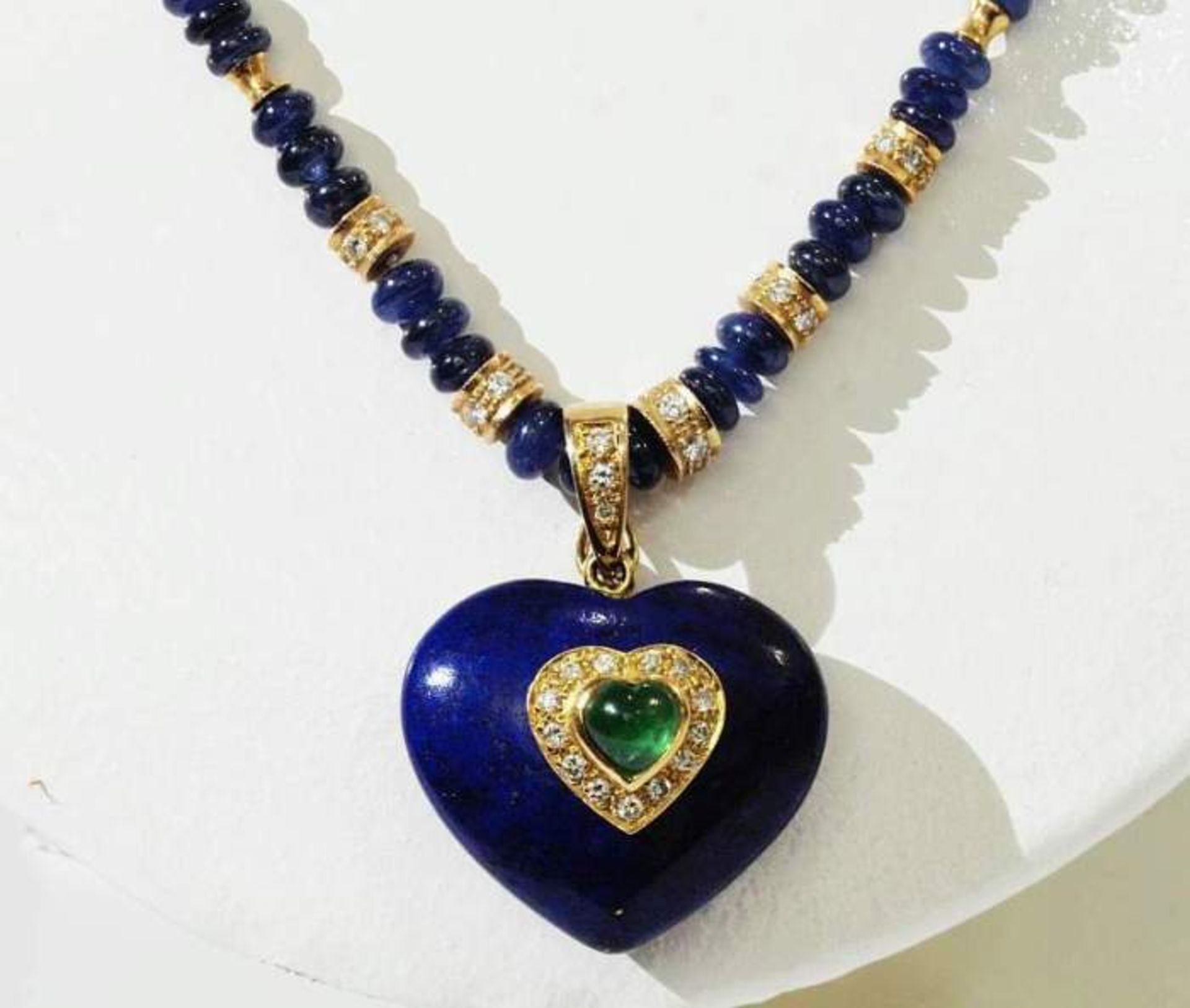 Lapis-Lazuli-Herz. Kette. Lapis-Lazuli-Herz, mittig Herzmotiv mit Smaragd, ausgefaßt mit kleinen