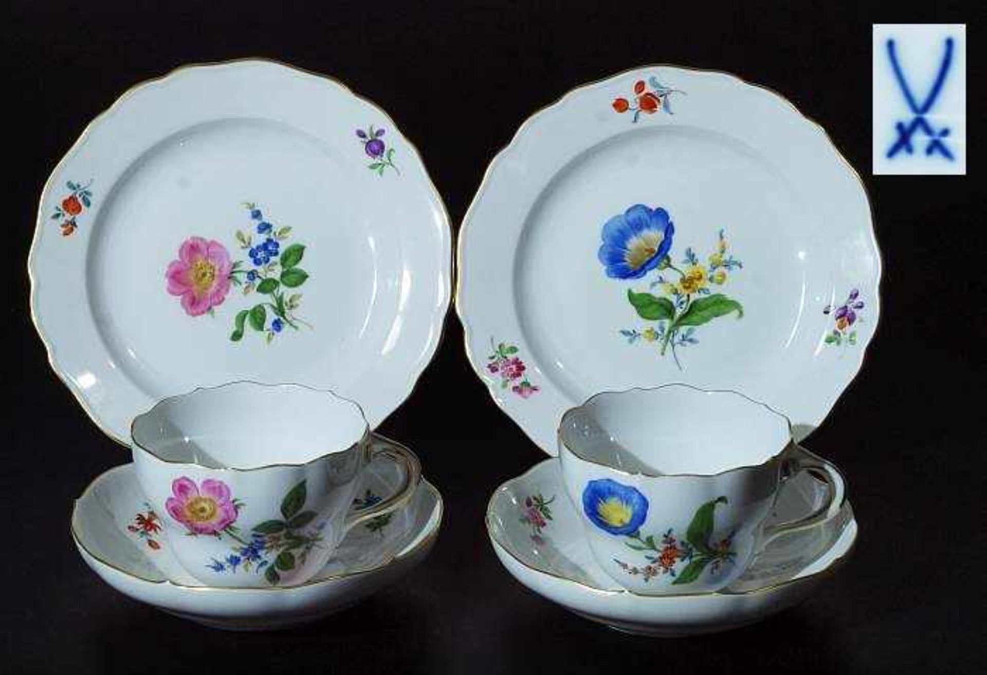 Paar Gedecke MEISSEN. Paar Gedecke, dreiteilig. MEISSEN 1972. Tassen, Untertassen. Dessertteller.