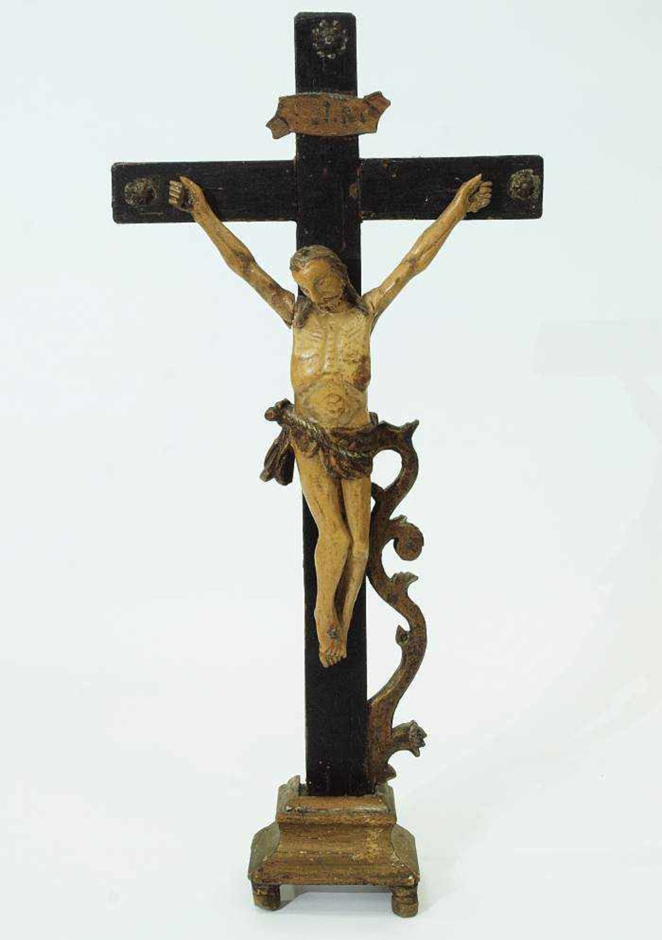 Christusfigur am Kreuz. Christusfigur am Kreuz. 19. Jahrhundert. Holz, farbig gefaßt. Dreinagel-