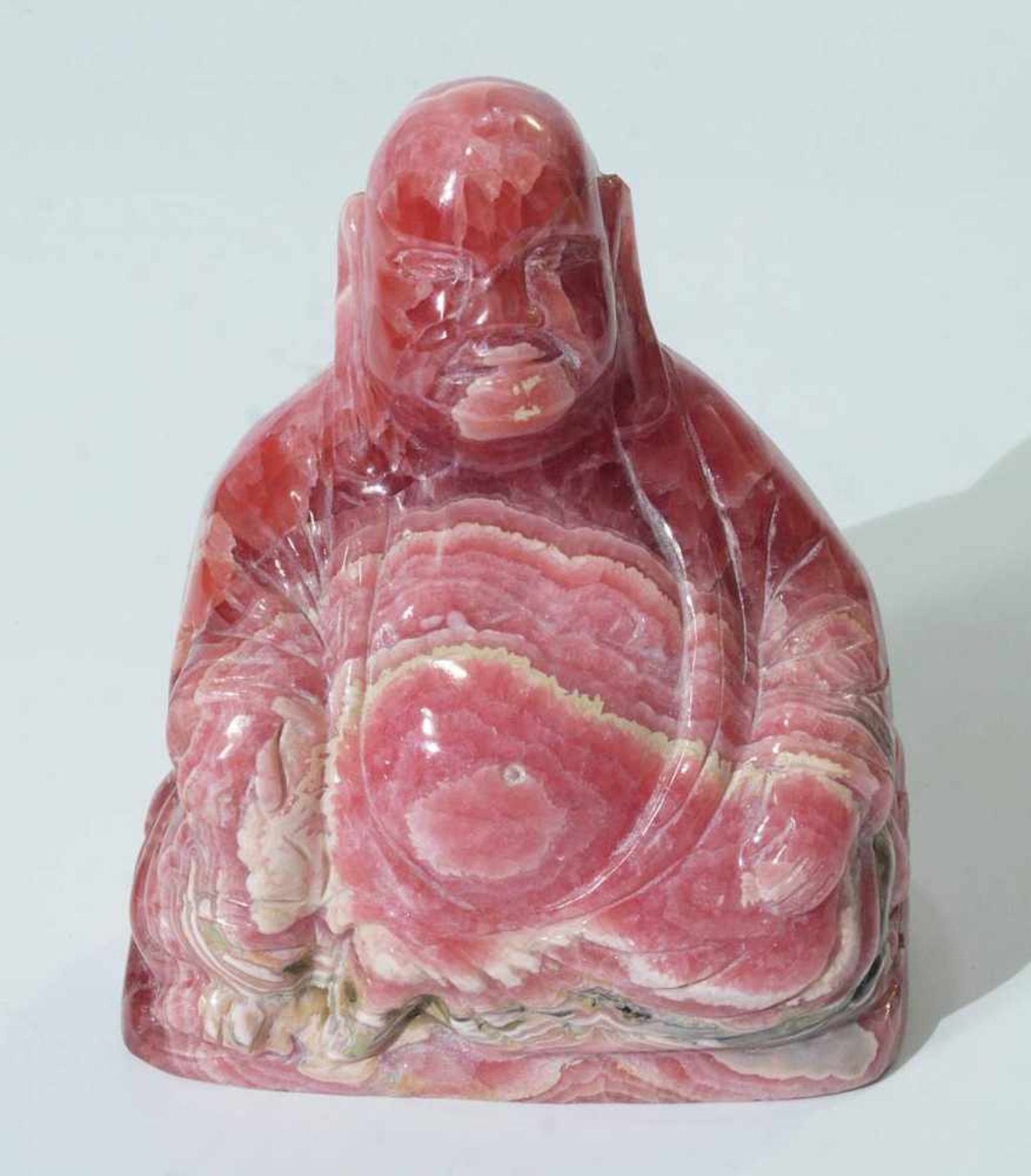 Dickbauch-Buddha. Dickbauch-Buddha. Rosa farbendes Mineral, wohl Rosenquarz, in sitzender Haltung, - Bild 2 aus 6