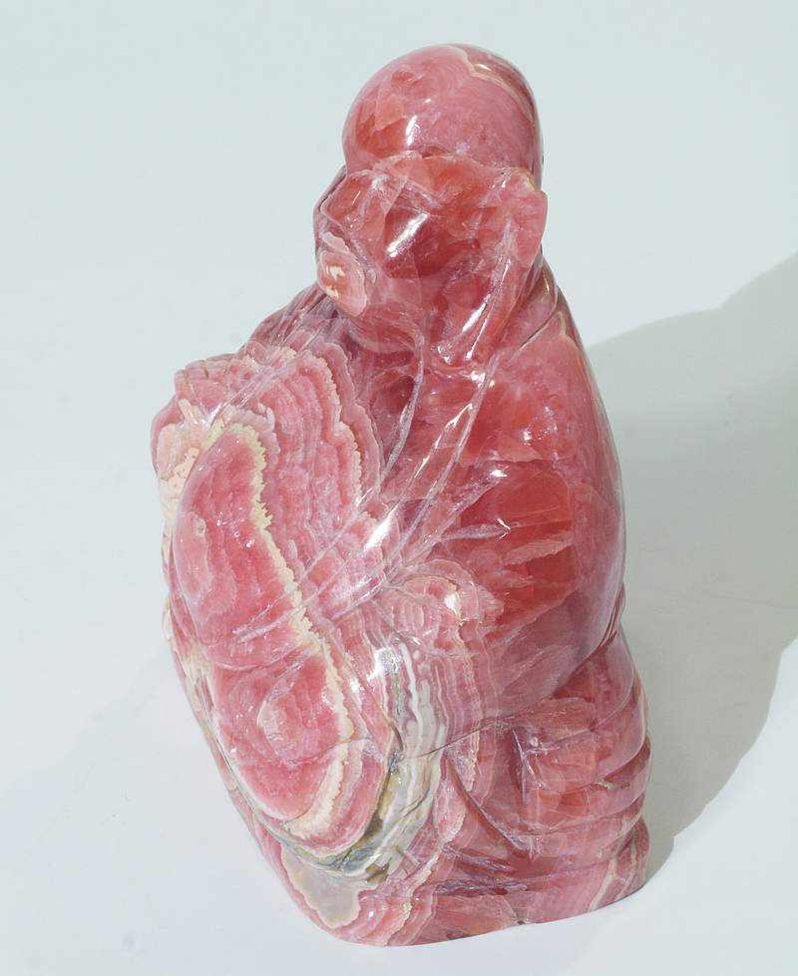Dickbauch-Buddha. Dickbauch-Buddha. Rosa farbendes Mineral, wohl Rosenquarz, in sitzender Haltung, - Bild 5 aus 6