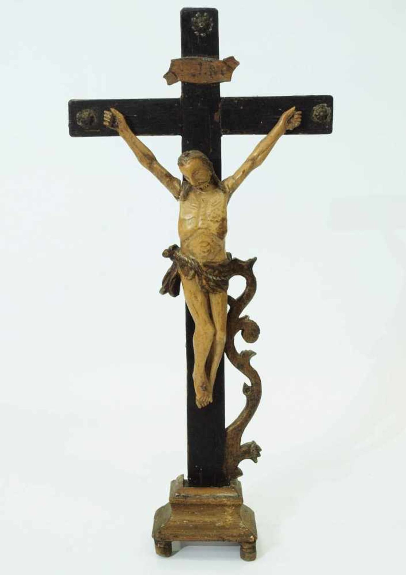 Christusfigur am Kreuz. Christusfigur am Kreuz. 19. Jahrhundert. Holz, farbig gefaßt. Dreinagel- - Bild 2 aus 4