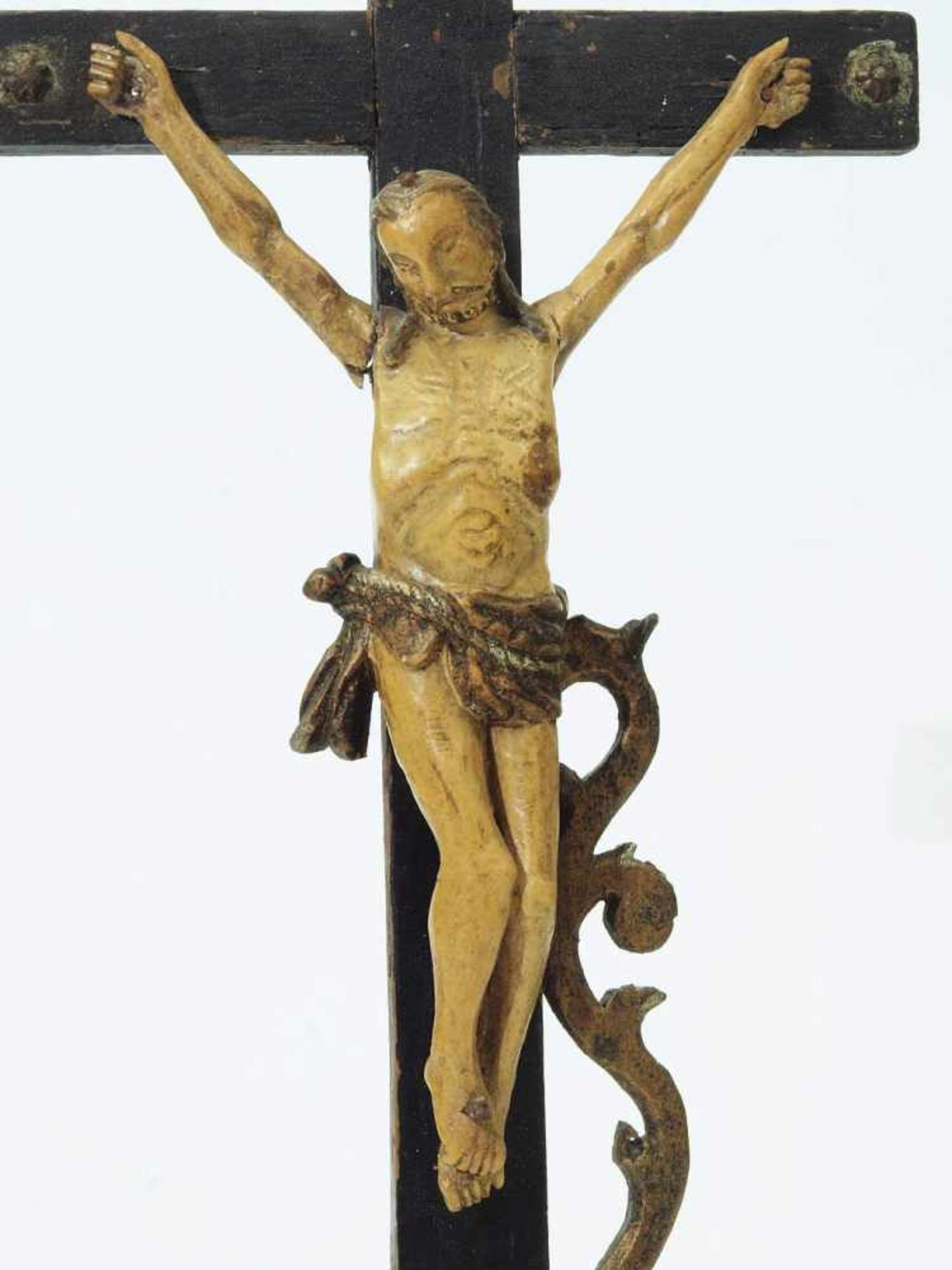 Christusfigur am Kreuz. Christusfigur am Kreuz. 19. Jahrhundert. Holz, farbig gefaßt. Dreinagel- - Bild 4 aus 4