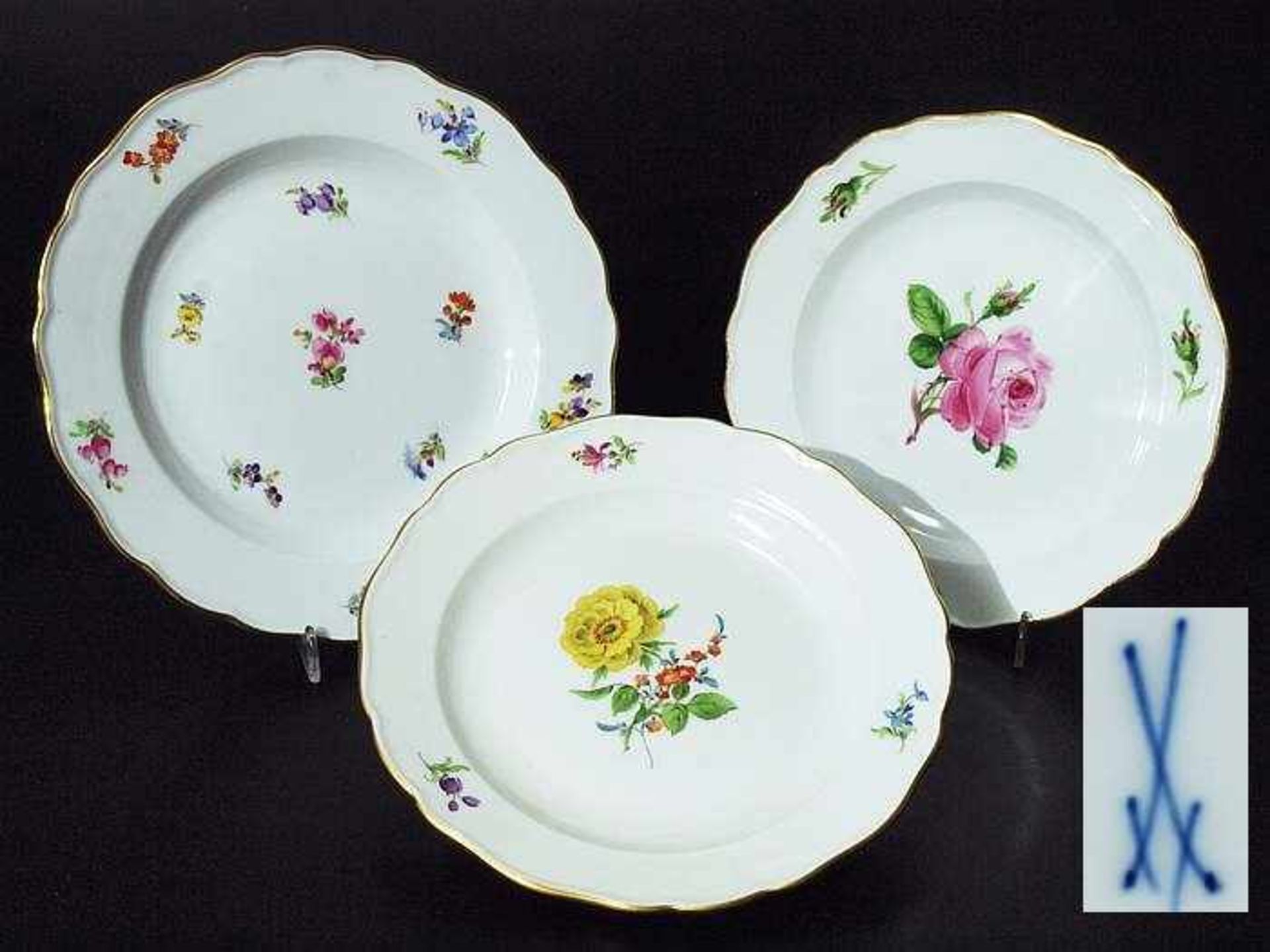 Drei Dessertteller, MEISSEN. Drei Dessertteller, MEISSEN. 1) Dessertteller MEISSEN nach 1954, 1.