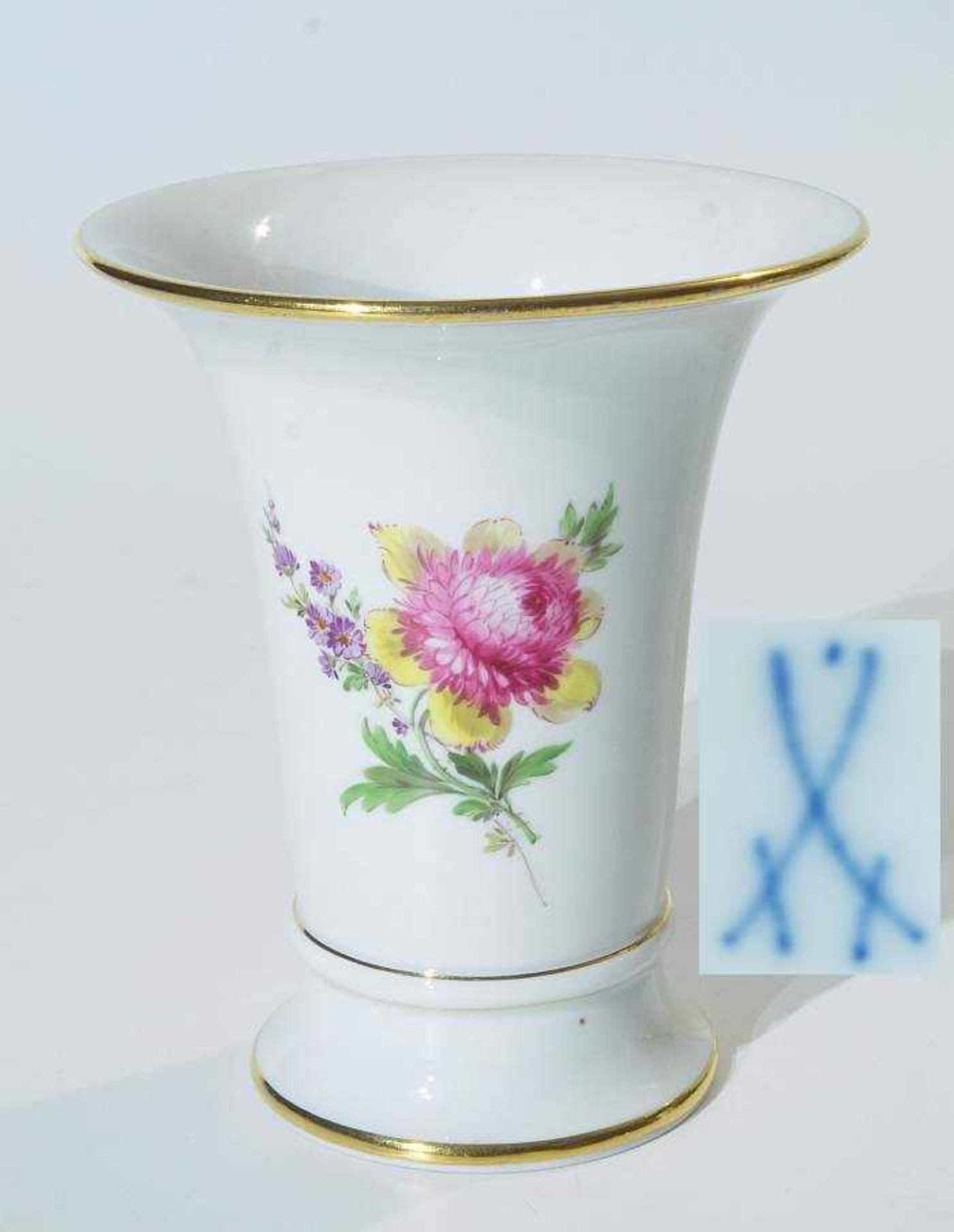 Vase. Vase. MEISSEN 1924 - 1934, 1. Wahl. Modell-Jahr 1918, Modell Nr. Q22/8. Gefußter konischer