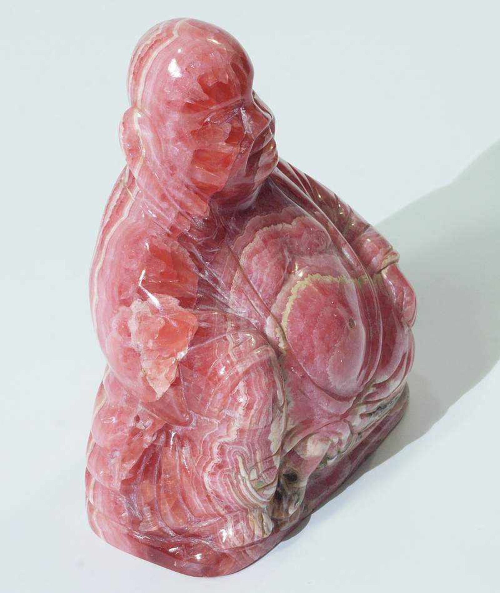 Dickbauch-Buddha. Dickbauch-Buddha. Rosa farbendes Mineral, wohl Rosenquarz, in sitzender Haltung, - Bild 3 aus 6