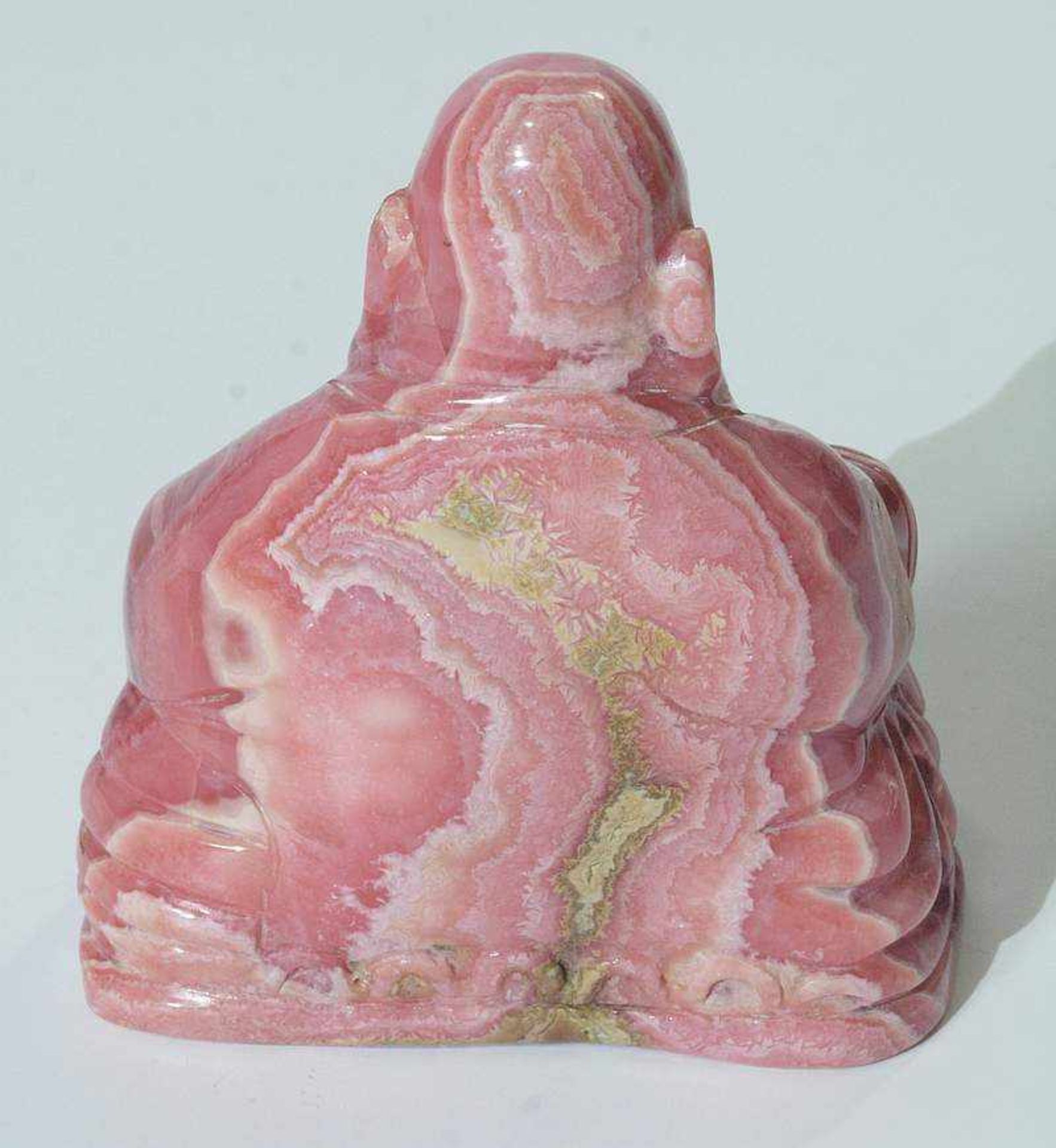 Dickbauch-Buddha. Dickbauch-Buddha. Rosa farbendes Mineral, wohl Rosenquarz, in sitzender Haltung, - Bild 4 aus 6