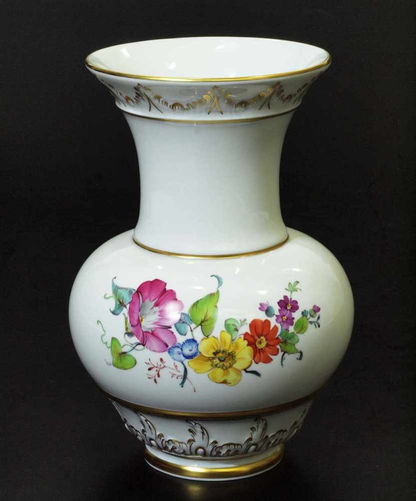 Vase, KPM Berlin. Vase, KPM Berlin. 20. Jahrhundert. Balusterförmige Vase, schauseits farbige - Bild 2 aus 4