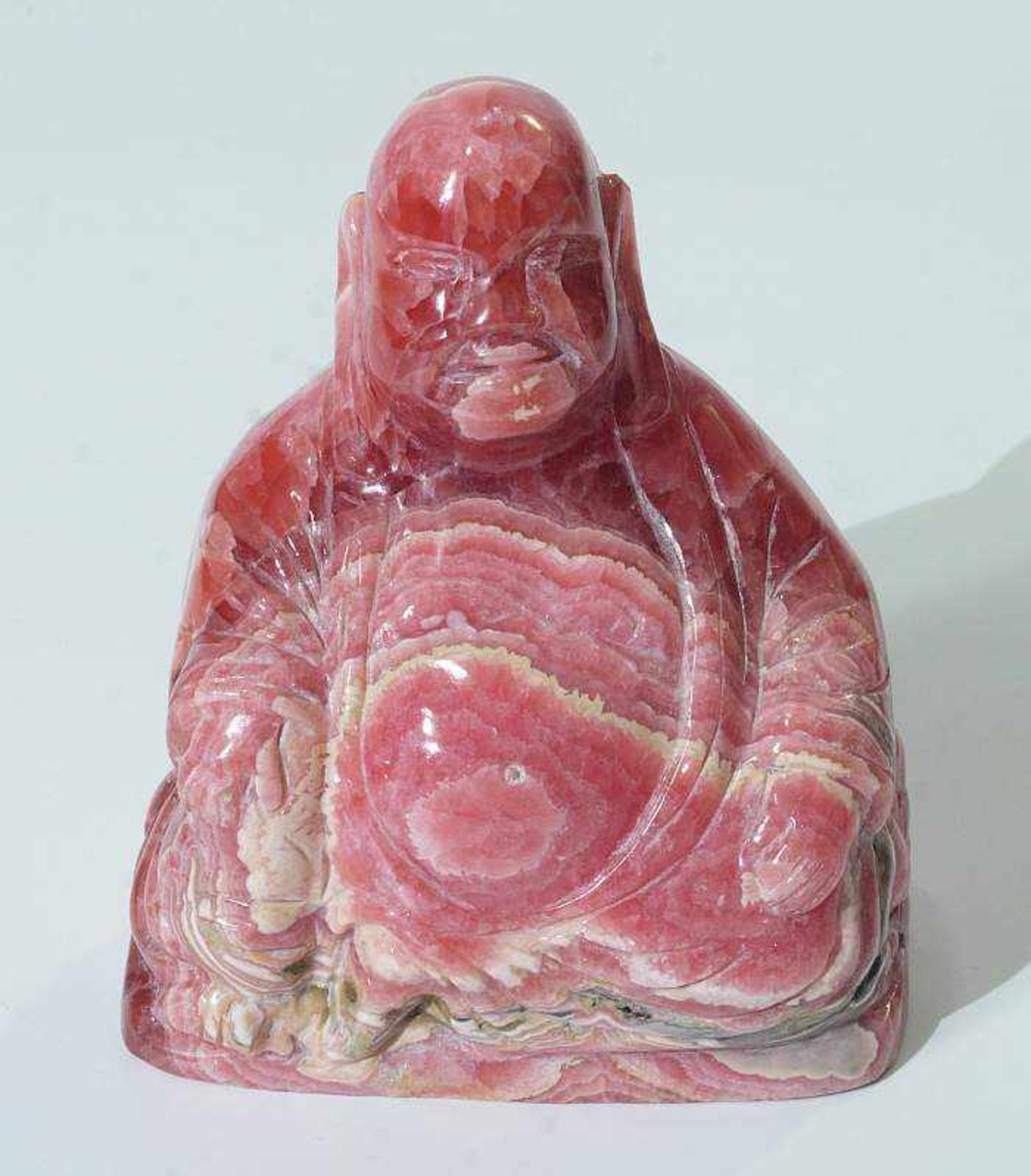 Dickbauch-Buddha. Dickbauch-Buddha. Rosa farbendes Mineral, wohl Rosenquarz, in sitzender Haltung,