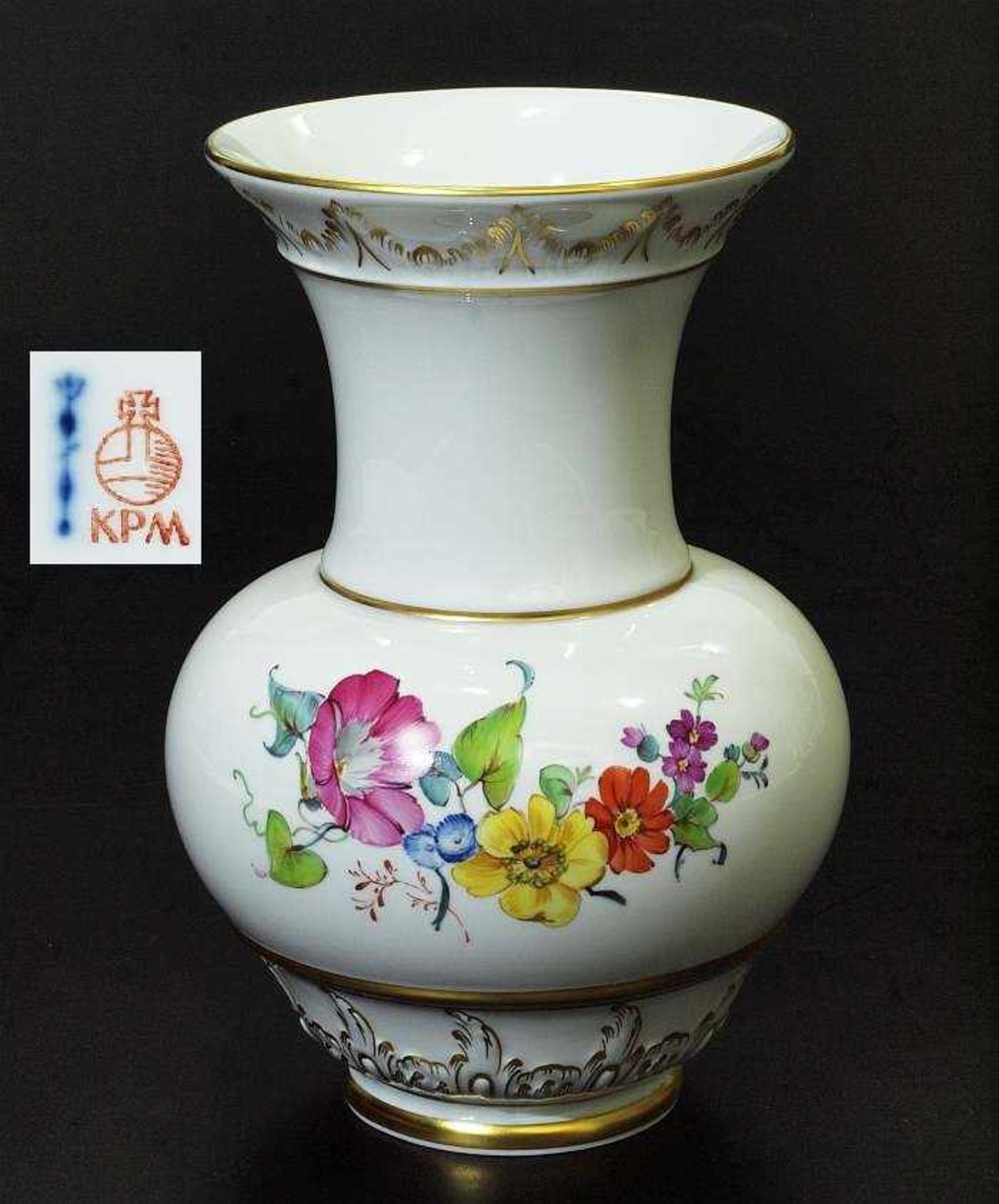 Vase, KPM Berlin. Vase, KPM Berlin. 20. Jahrhundert. Balusterförmige Vase, schauseits farbige