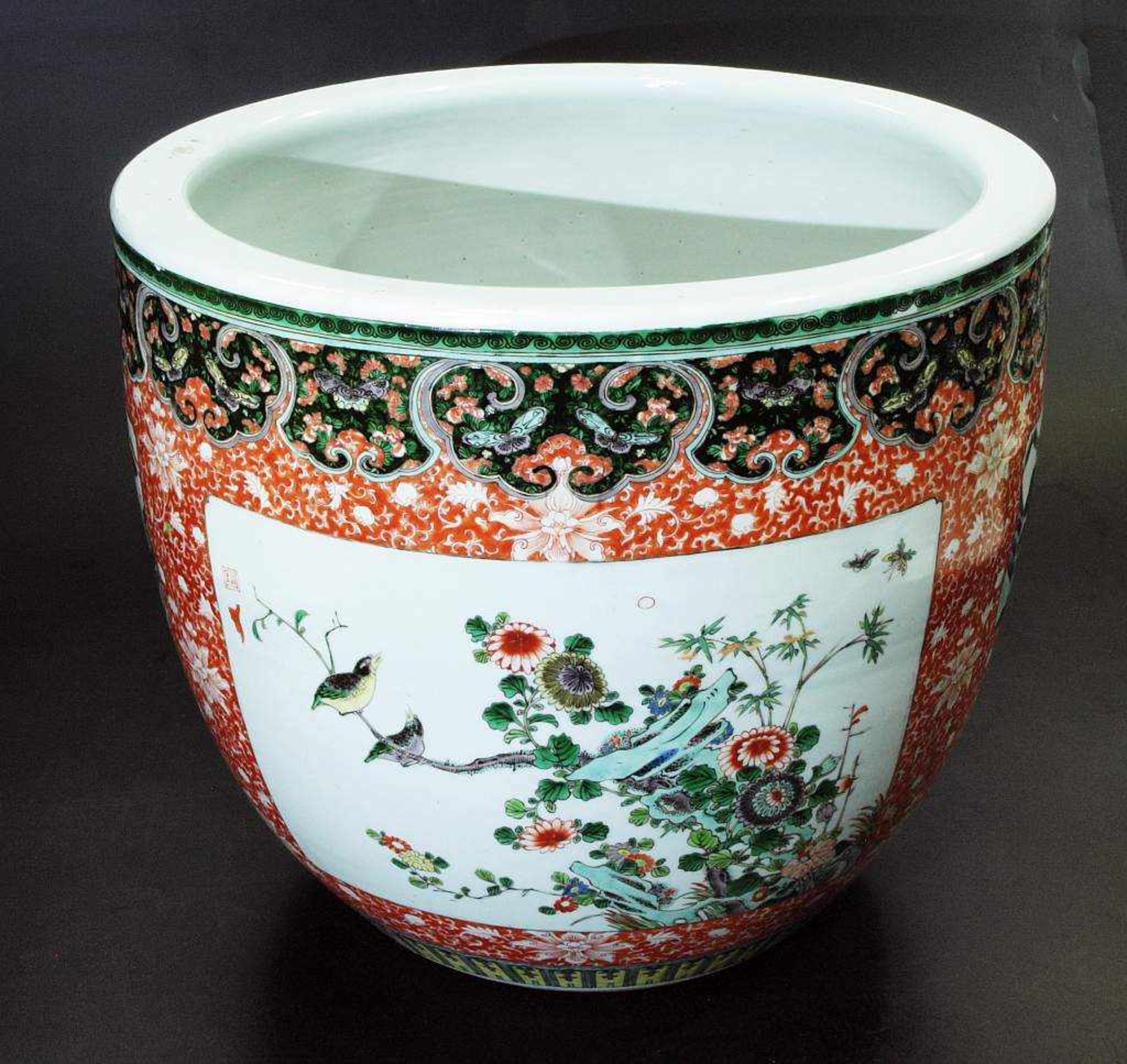 Fischbowl . Fischbowl. Asien 20. Jahrhundert. Porzellantopf, runder Stand, bauchige Form, polychrome - Image 4 of 5