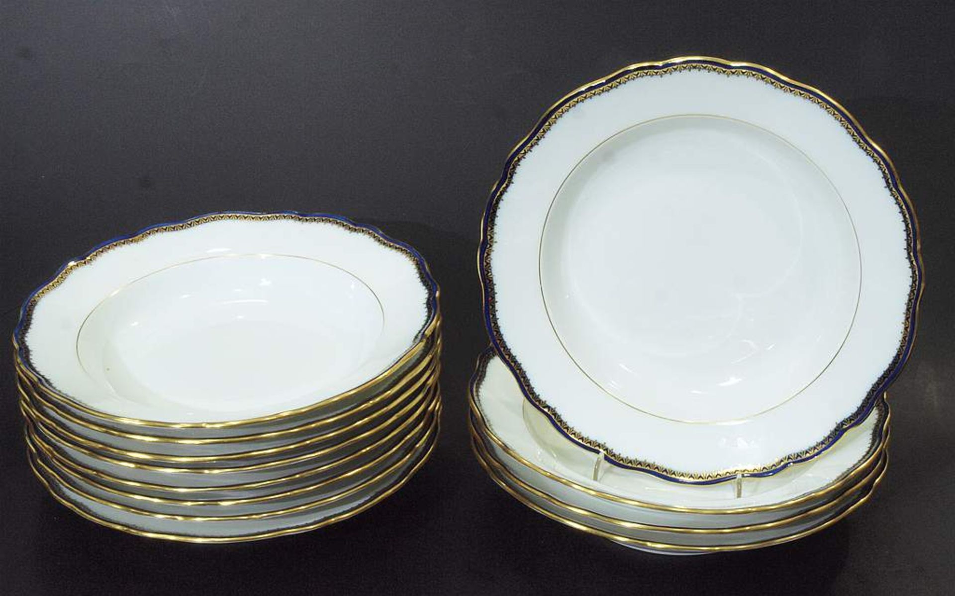 Speiseservice MEISSEN mit 97 Teilen. Speiseservice MEISSEN mit 97 Teilen. MEISSEN um 1860. 1. - Bild 4 aus 10