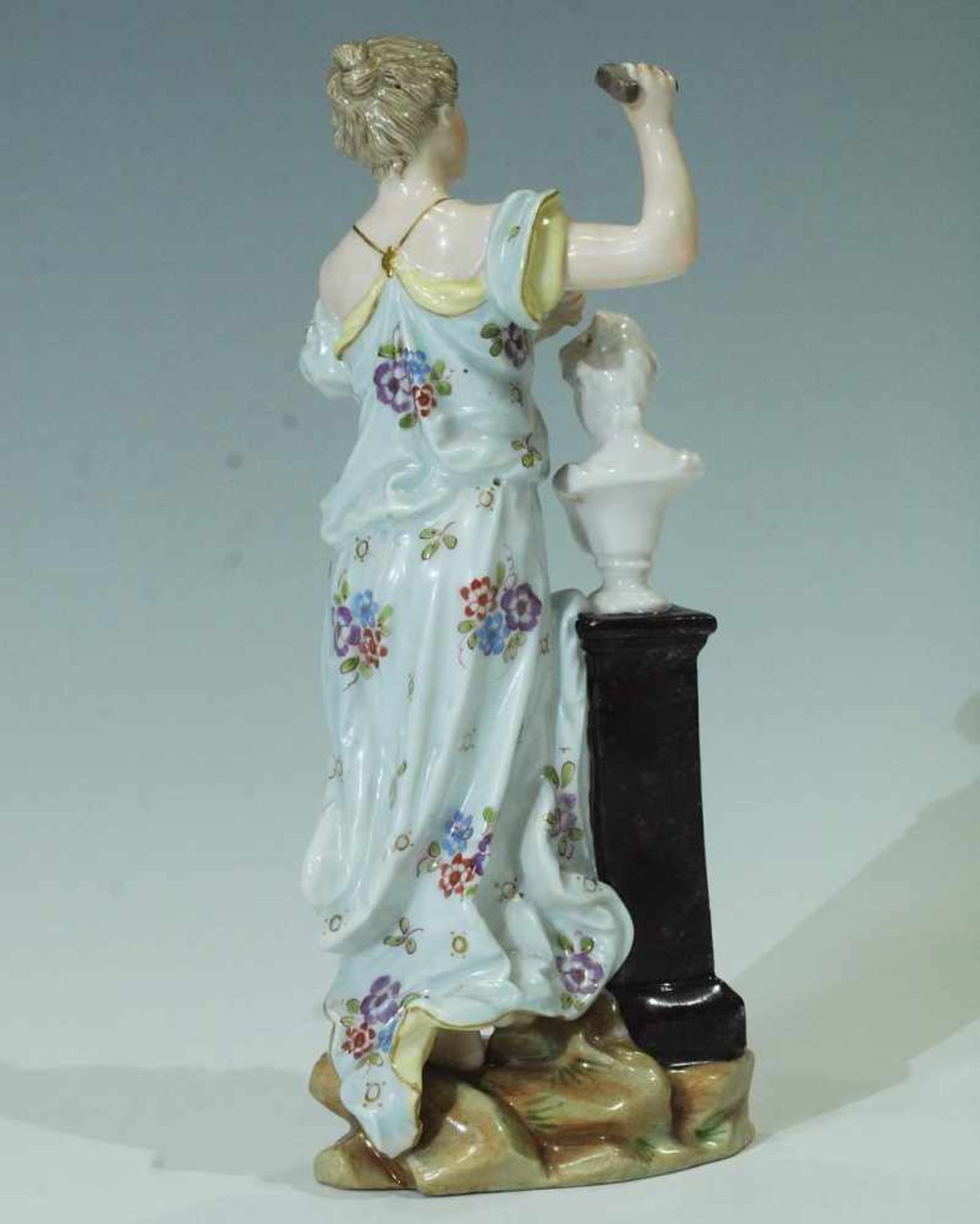 Porzellanfigur "Allegorie der schönen Künste". Porzellanfigur "Allegorie der schönen Künste". - Bild 4 aus 5