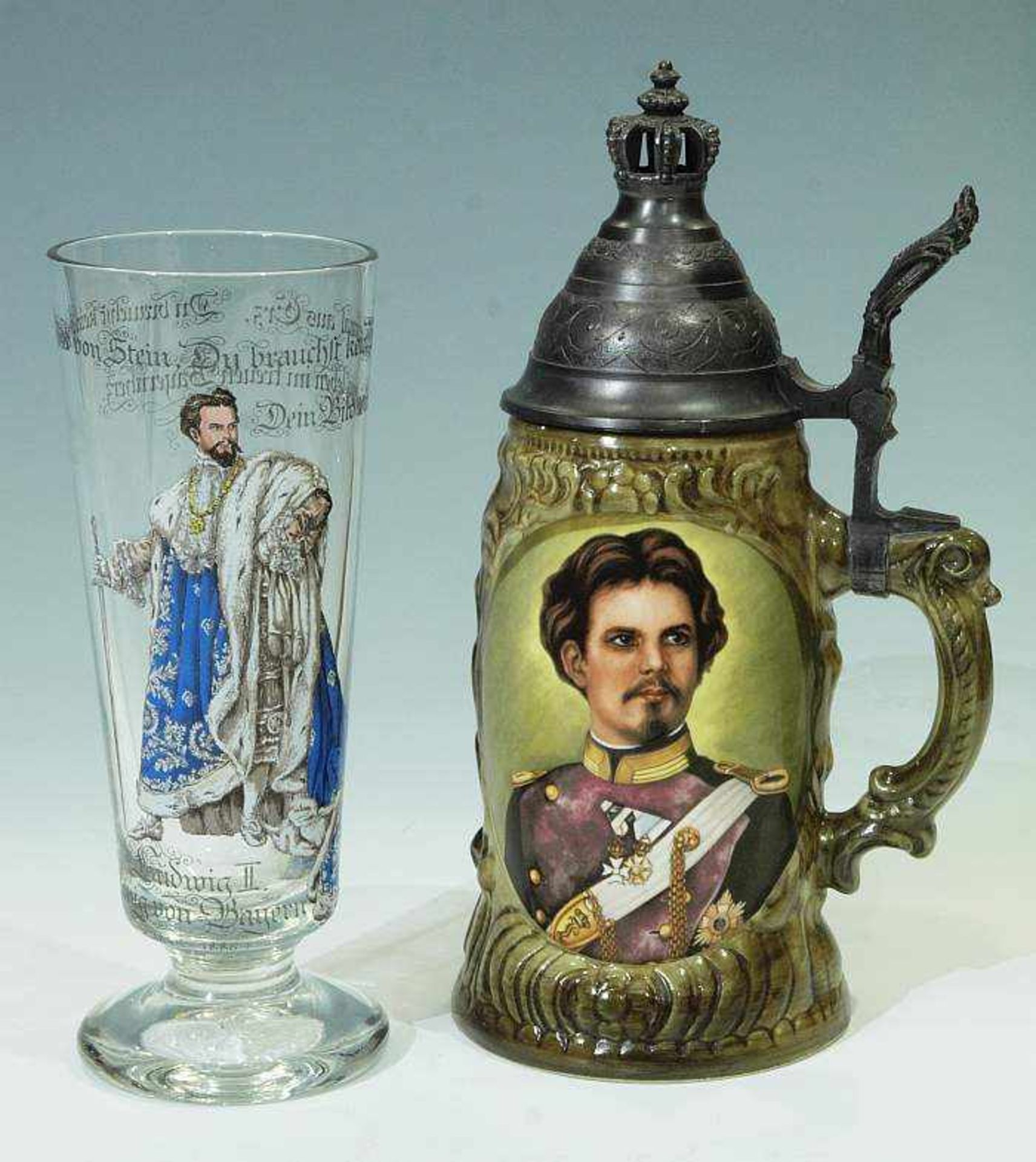 Pokalglas. Deckelkrug. Pokalglas, farbloses dickwandiges Glas mit farbigem Standbildnis Ludwig II.